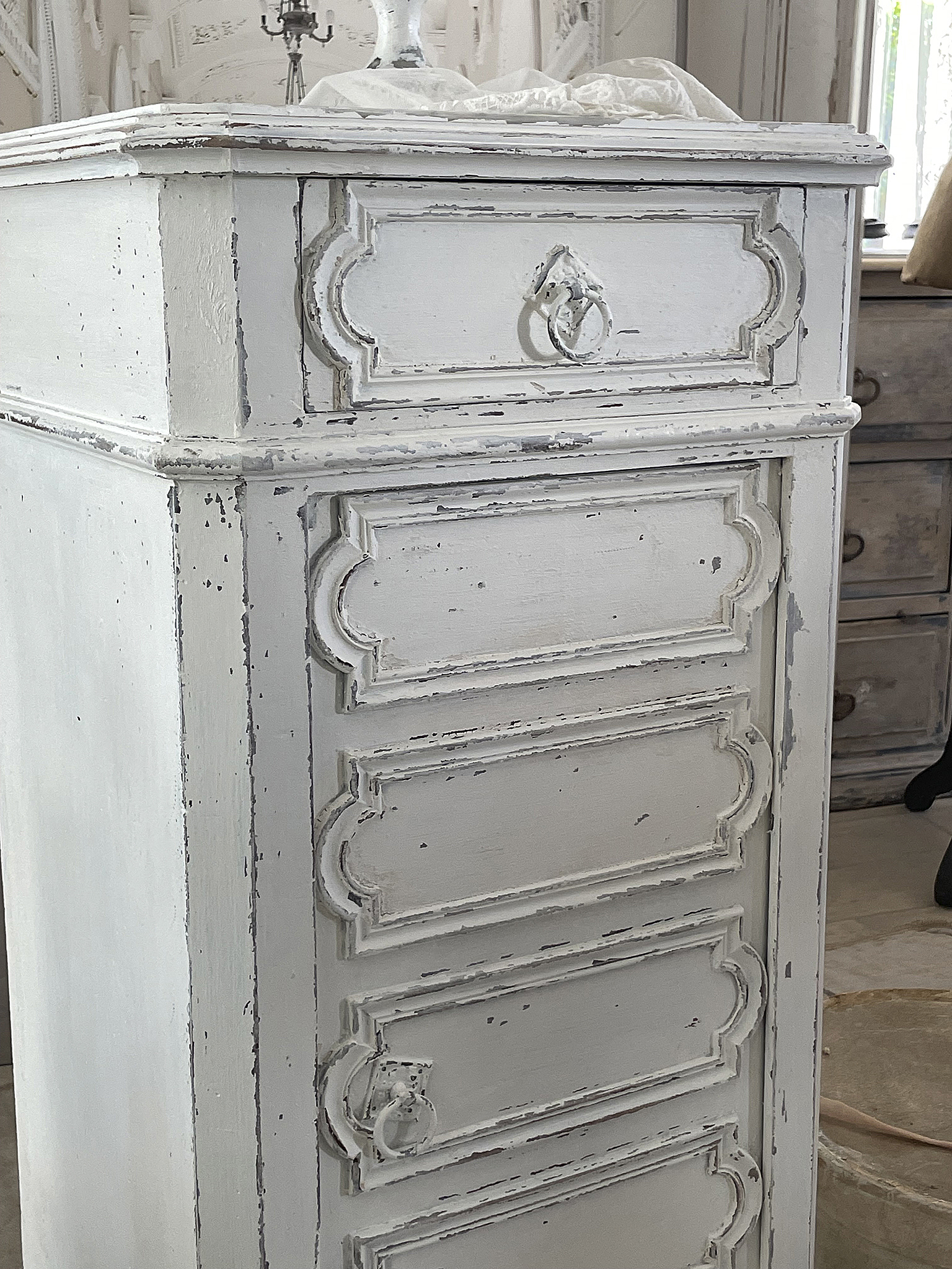 Antiker Säulenschrank im weißen Kleid*** Antiker Säulenschrank im weißen Kleid***