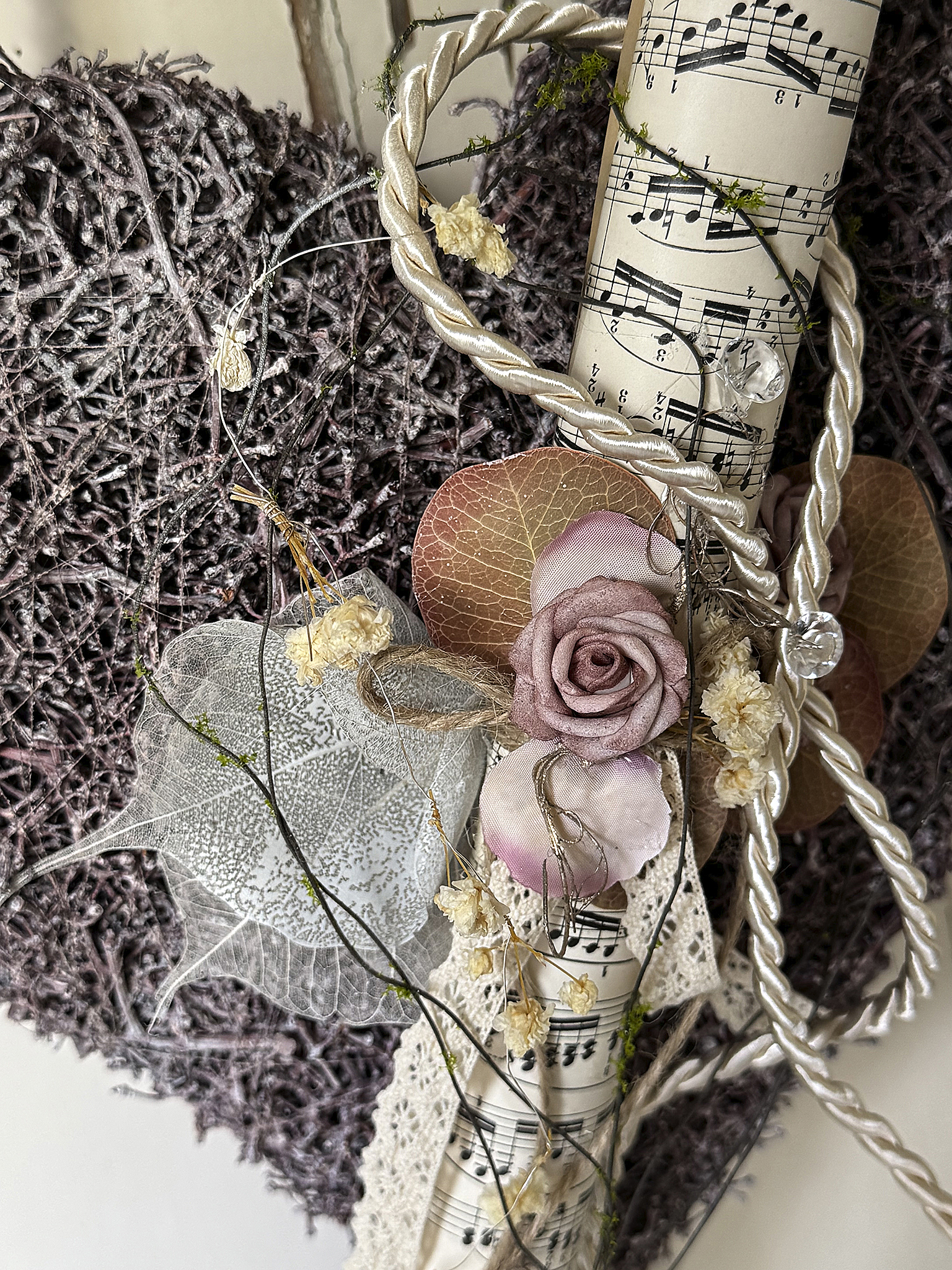 Beerenfarbenes Rebenherz mit Vintage-Notenblatt – romantische Landhausdeko im Shabby-Chic-Stil 2***