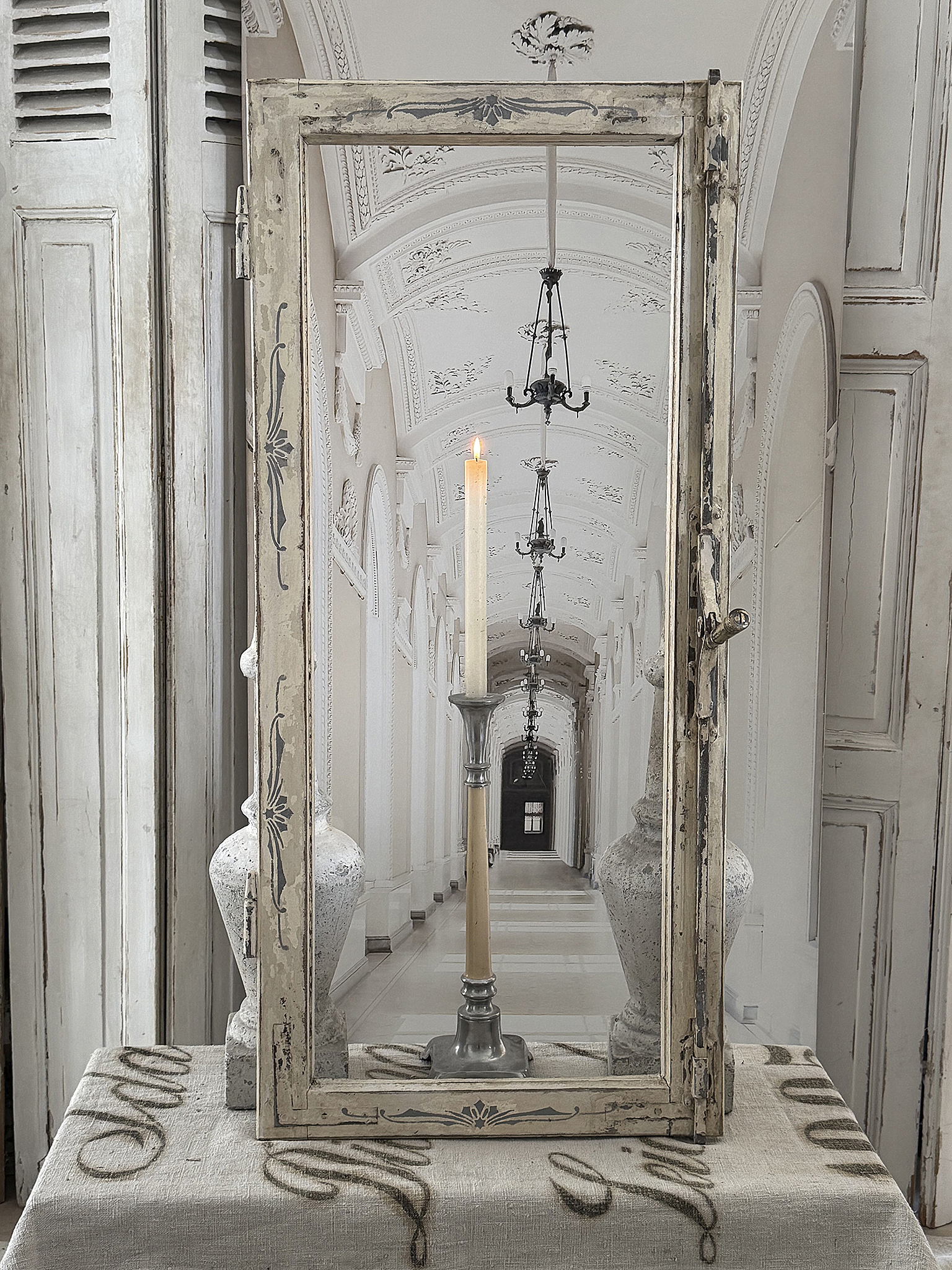 Antiker Fensterflügel mit Originalpatina, Jugendstil-Dekor und historischem Hebelgriff***