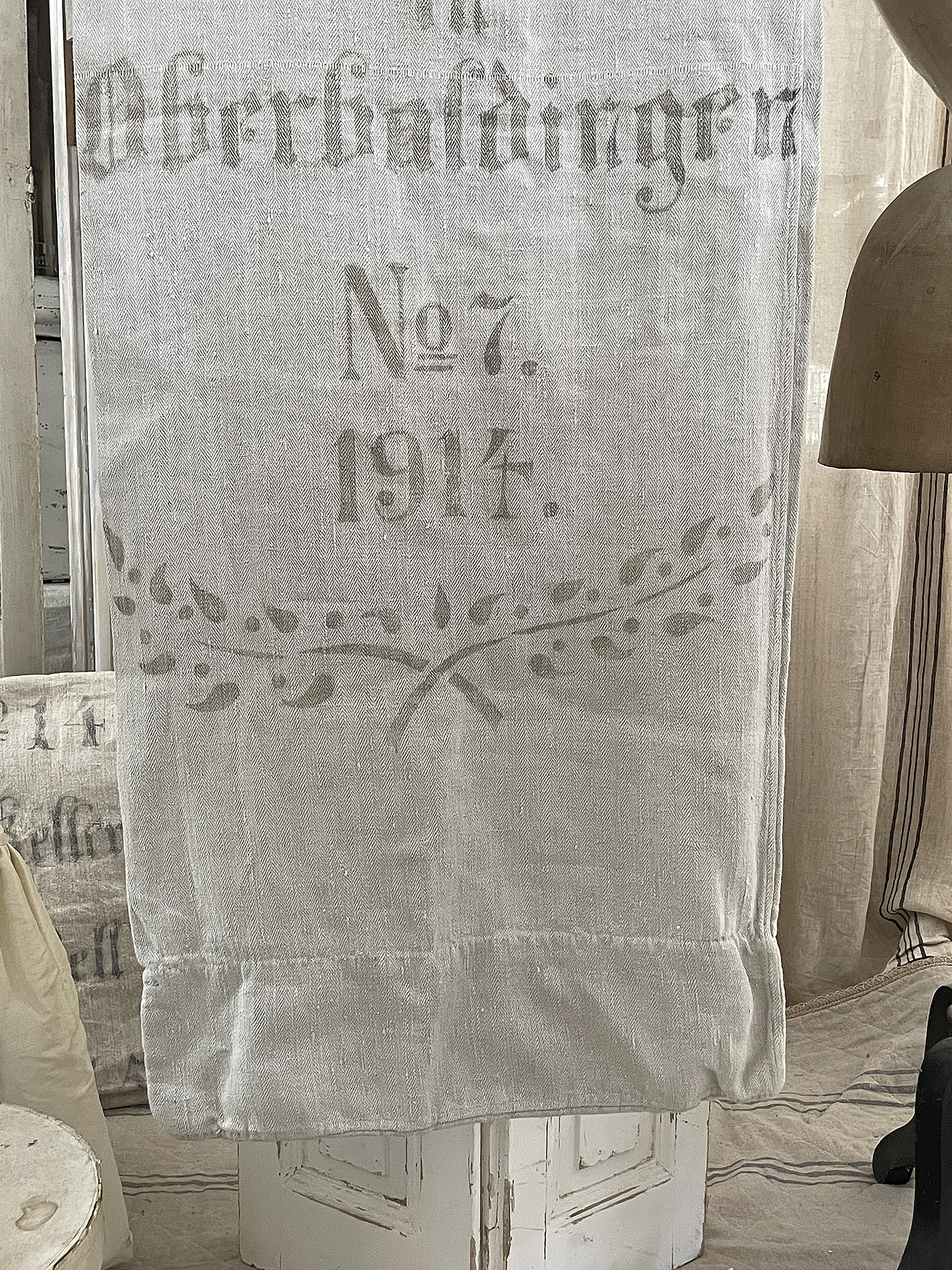 Historischer Leinenstoff mit Aufdruck aus dem Jahr 1914 Leinenstoff mit der Aufschrift "Oberbaldinger No. 7, 1914" und dekorativen Elementen.