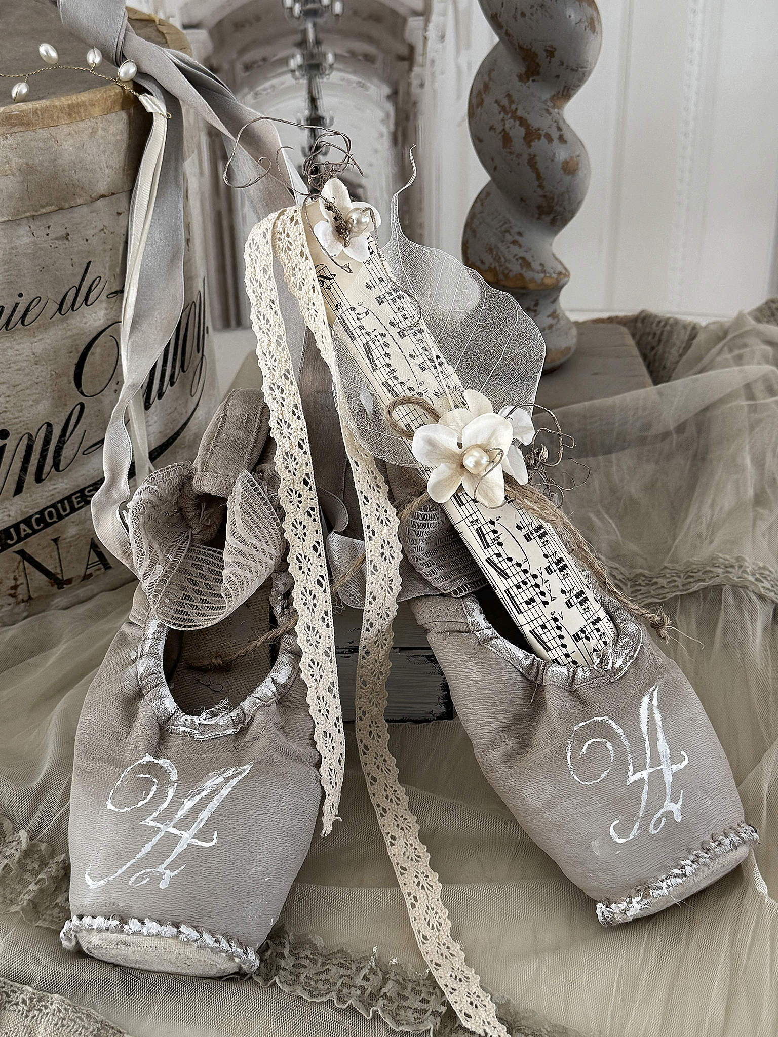 Vintage Spitzenschuhe Sandtaupe mit Monogramm A***