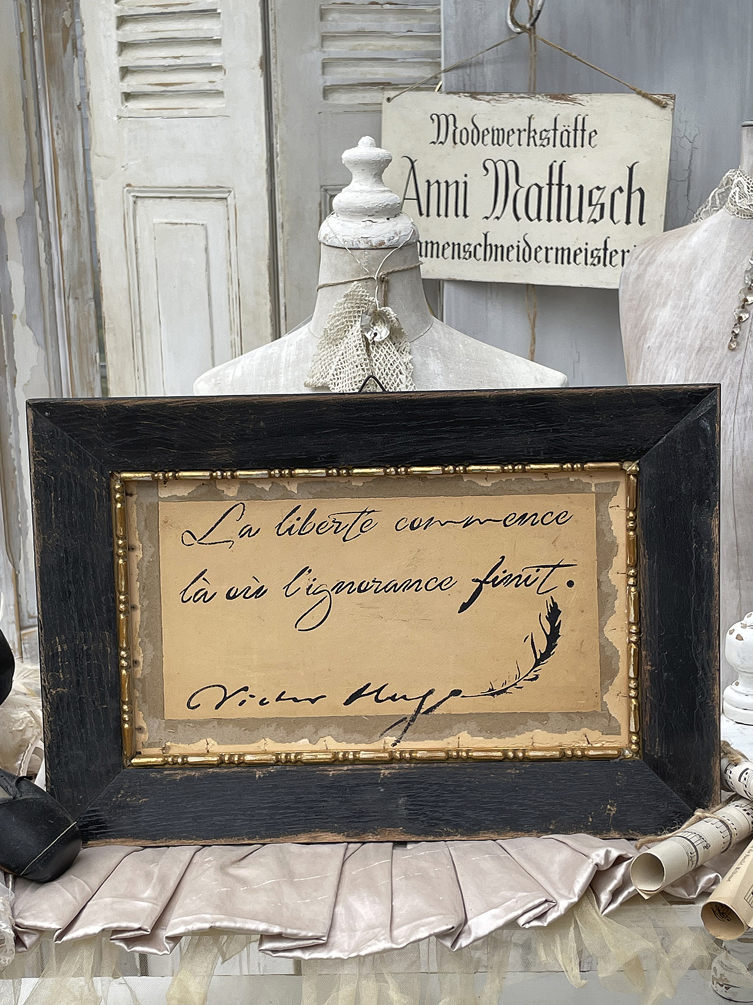 Vintage Rahmen mit Victor Hugos Zitat zur Freiheit Ein dekorativer Vintage-Rahmen mit dem Zitat "La liberté commence là où l'ignorance finit" von Victor Hugo.