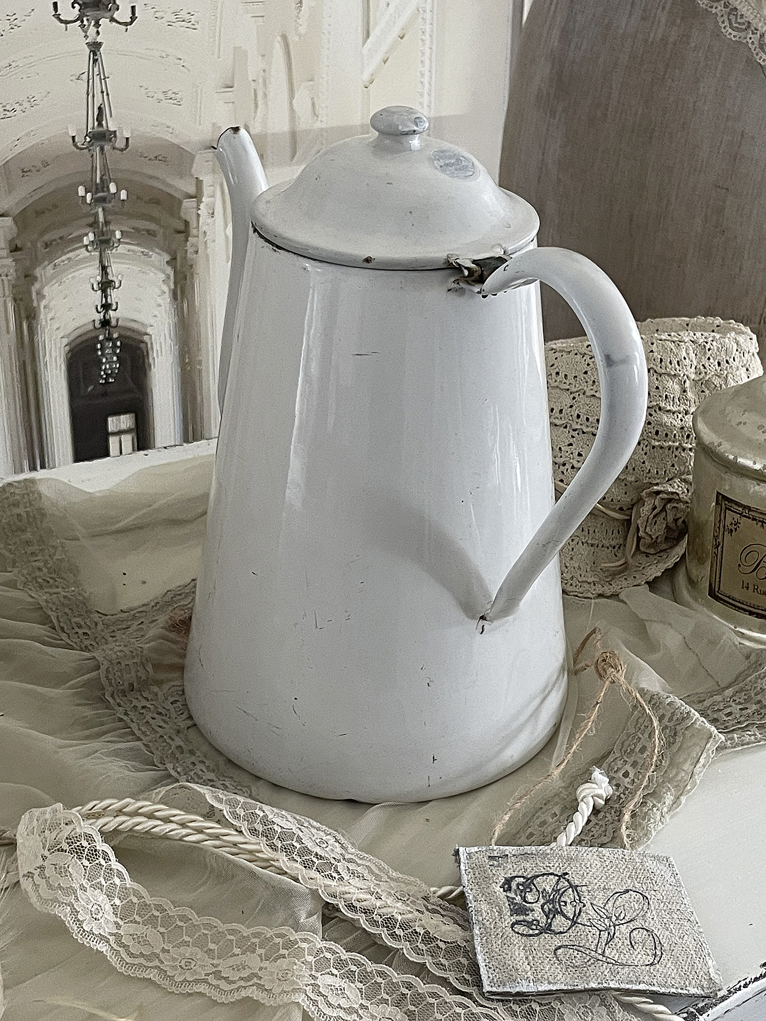 Große weiße Emaille-Kanne mit Vintage-Deko*** Große weiße Emaille-Kanne mit Vintage-Deko***