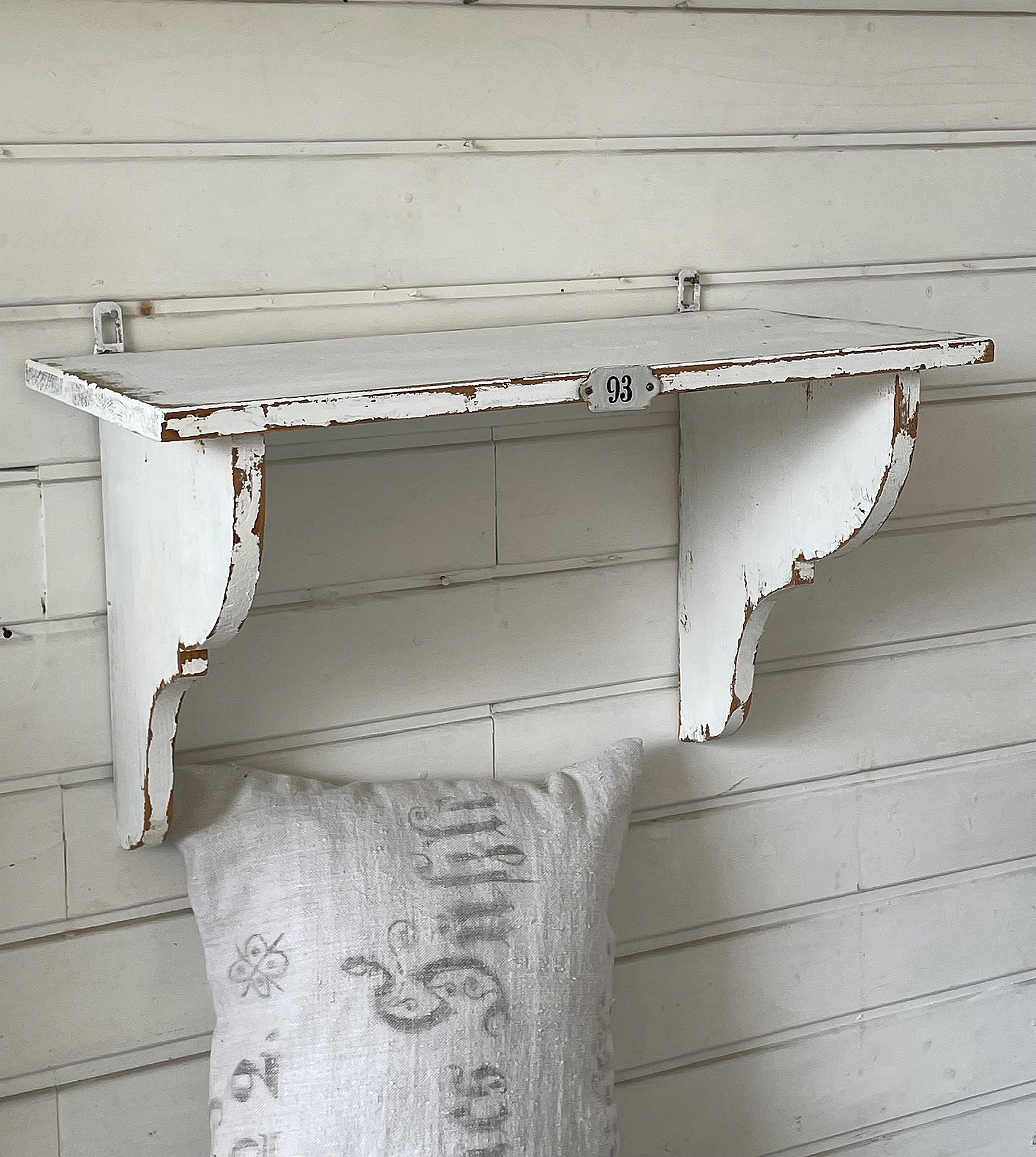 Rustikales Wandregal aus Holz mit Nummer 93 Wandregal im Shabby-Chic Stil mit Kissen und der Nummer 93