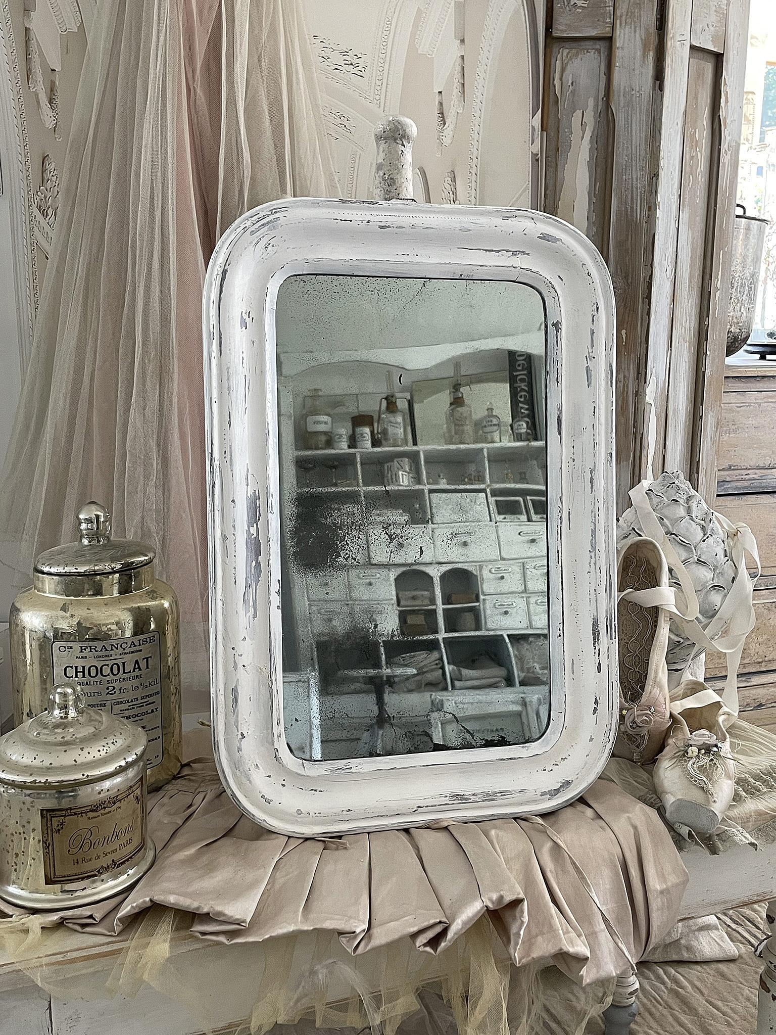 Antiker Spiegel in einem romantischen Interior mit Schmuckkästchen und Ballerinas