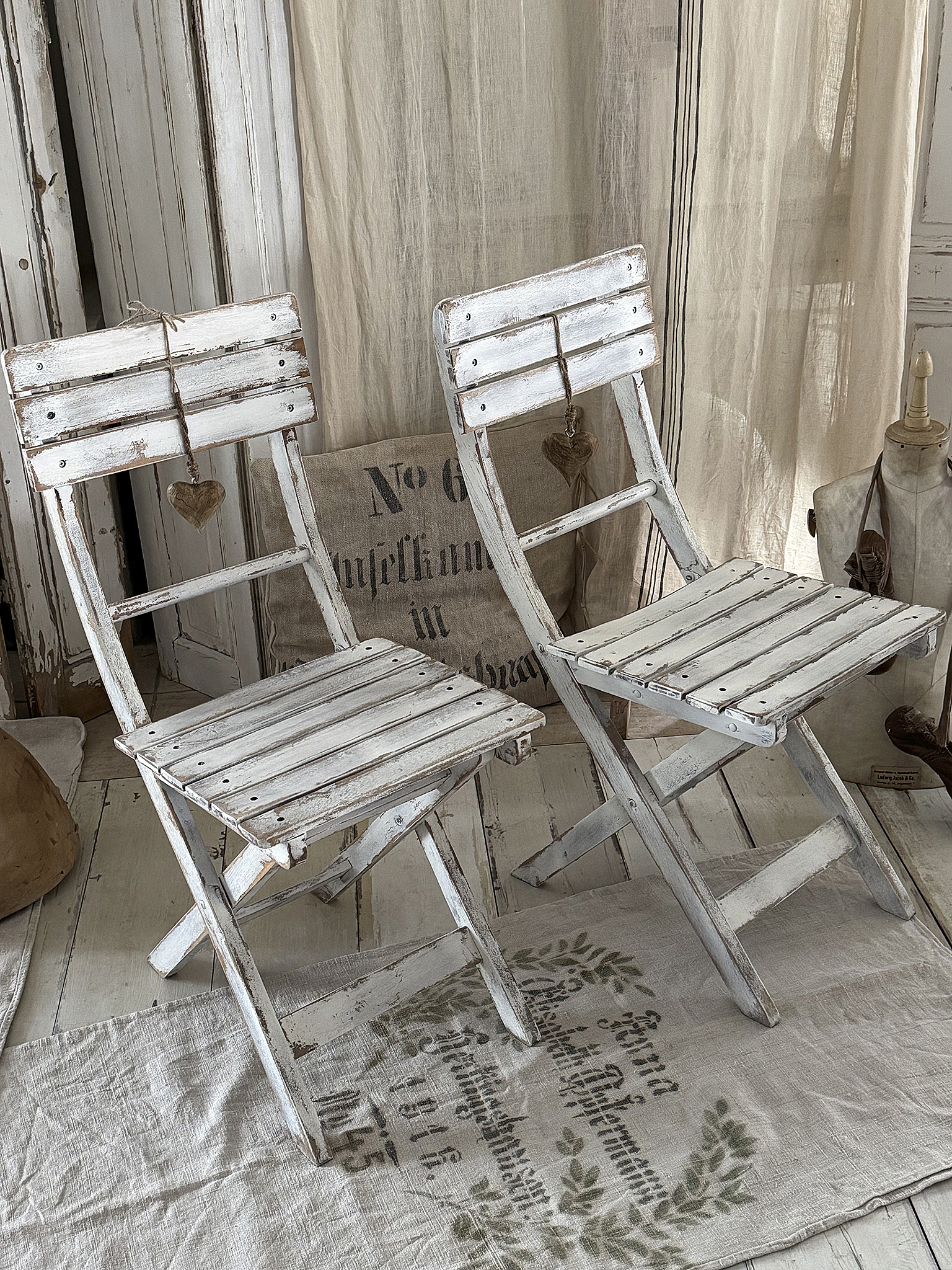 Alter, süßer Klappstuhl im weißen Shabby-Kleid – ein Vintage-Liebling mit Herz***