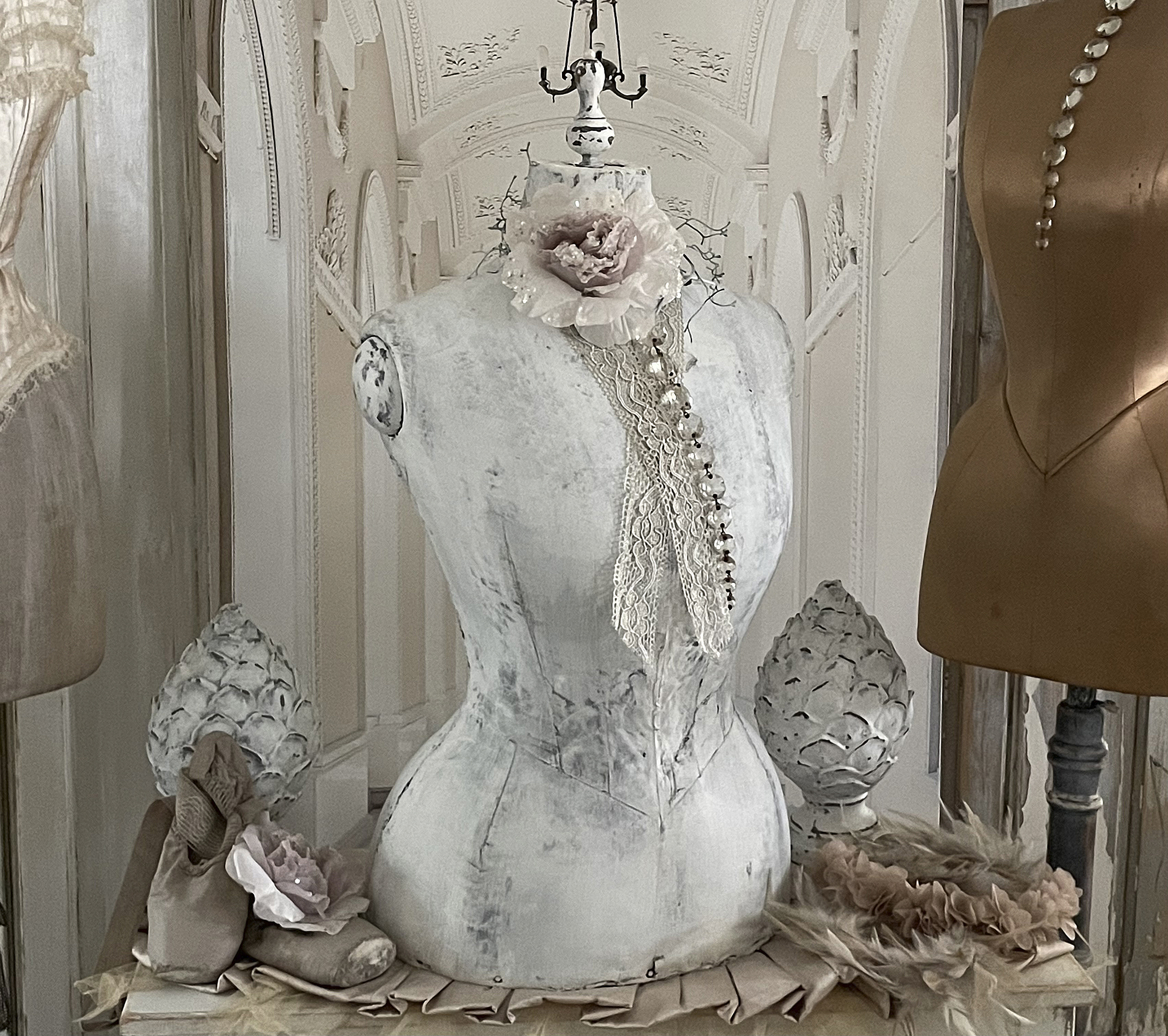 Eleganter Schneiderbüste mit Blume und Spitzenverzierung Dekorative Schneiderbüste in einem stilvollen Raum mit floralen Akzenten und feinen Details.