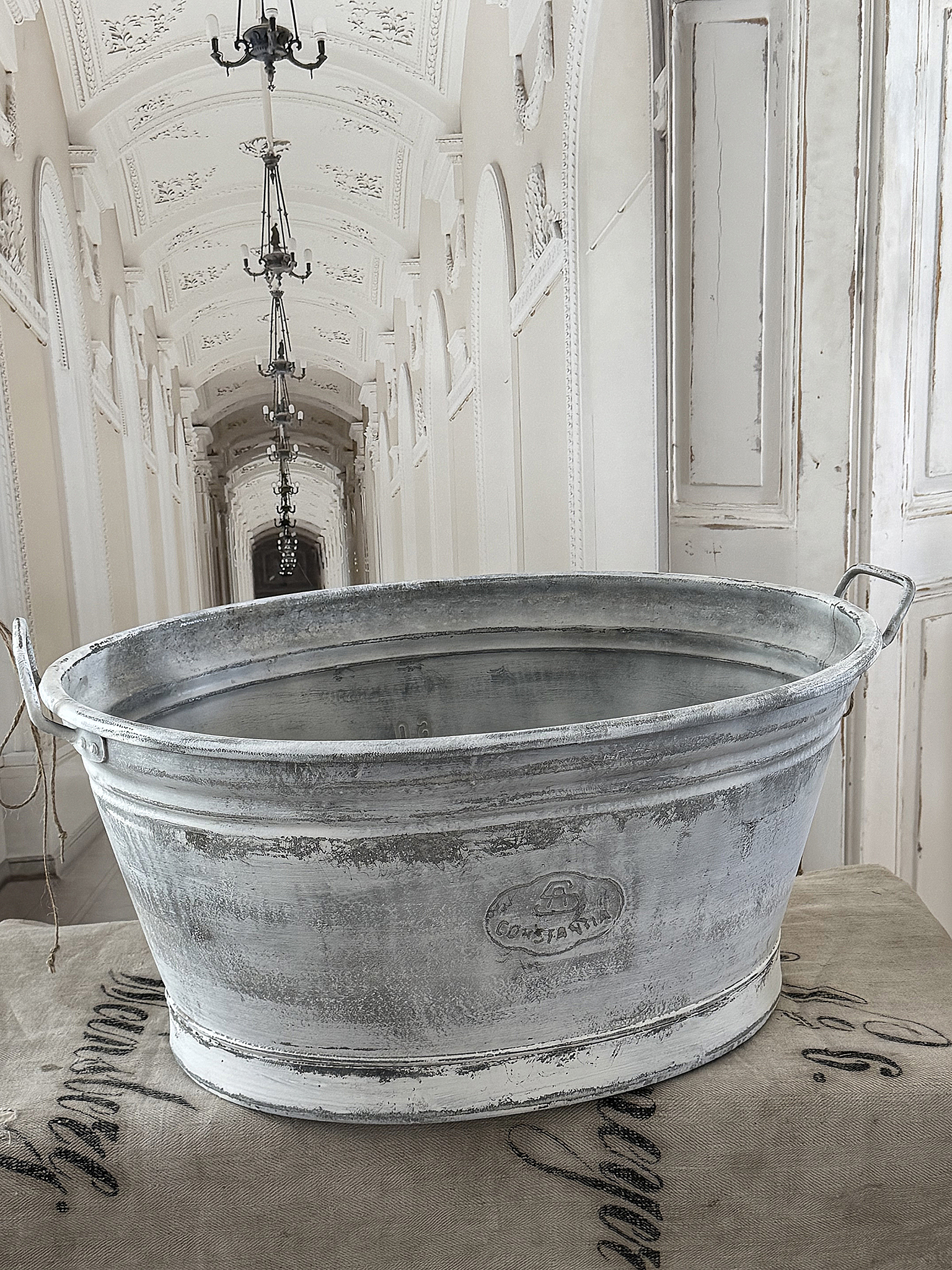 Alte Zinkwanne im Vintagekleid mit Holzschild***