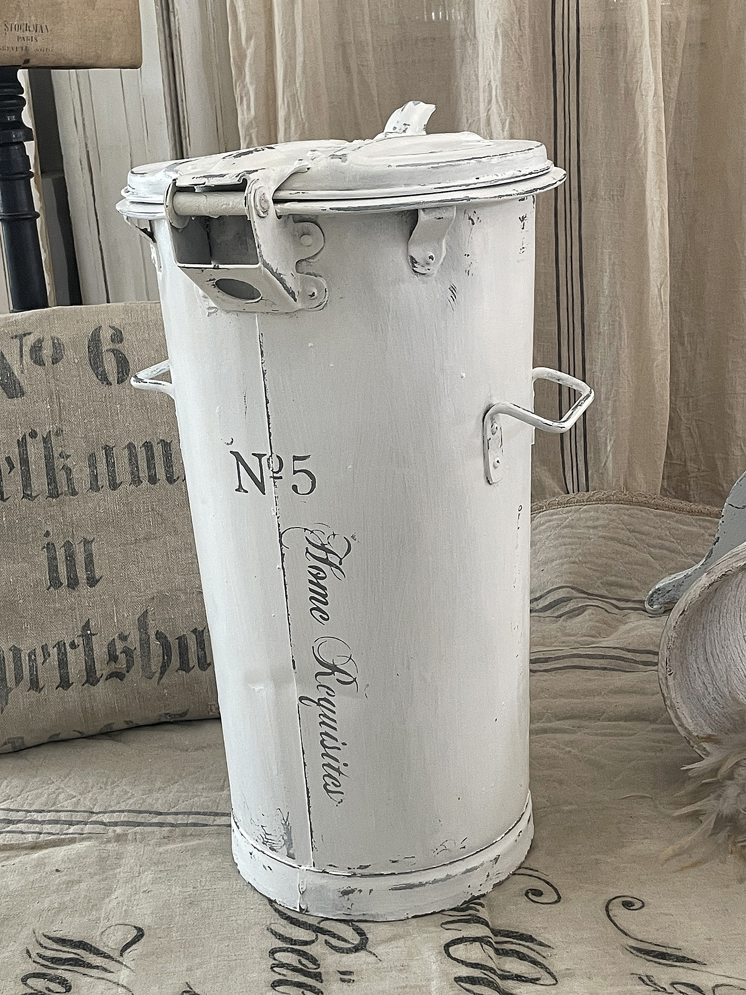Alte Zinkmülltonne im Shabbykleid*** Alte Zinkmülltonne im Shabbykleid***