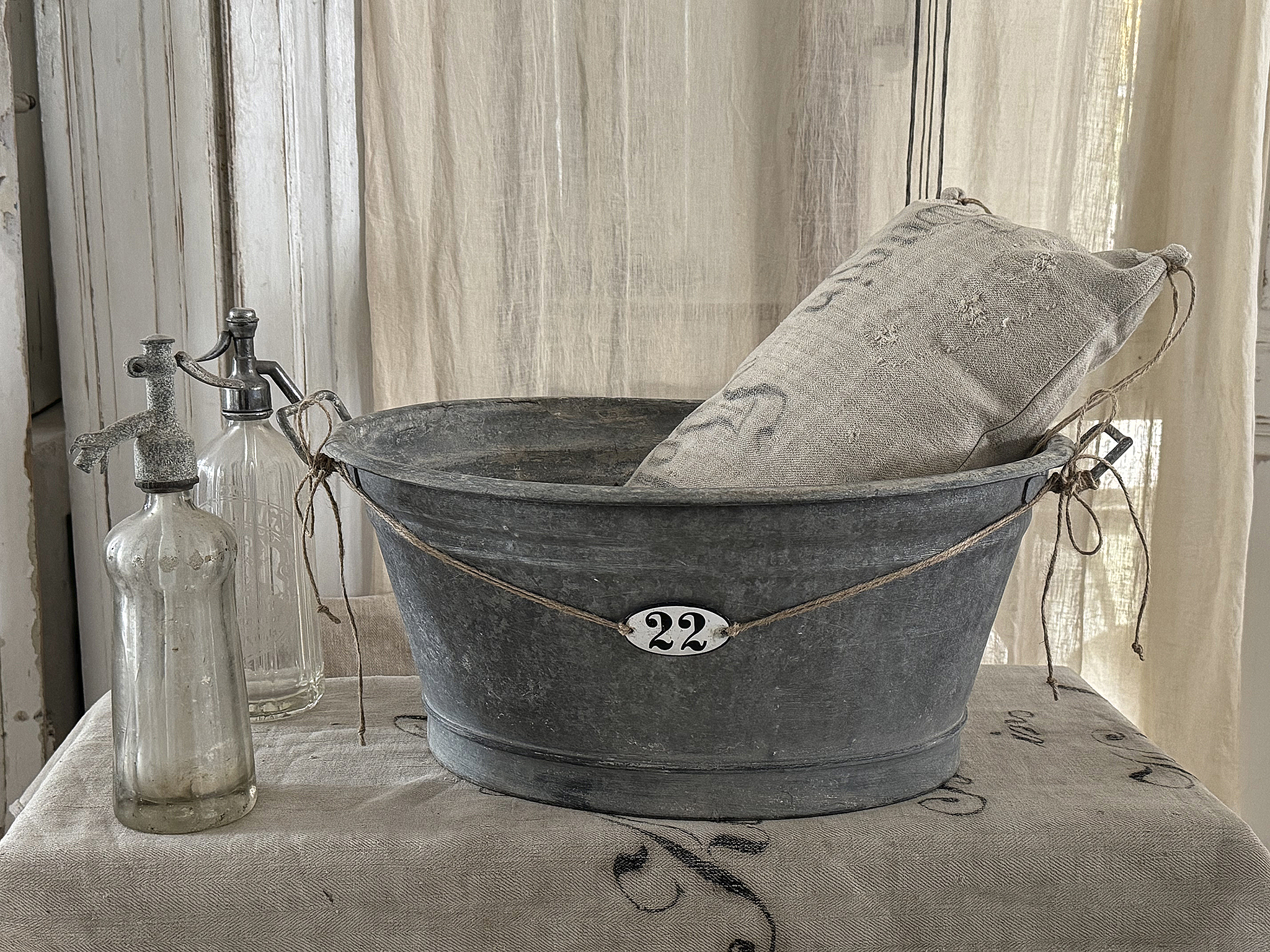 Alte Zinkwanne mit Emaille-Schild 22 ***