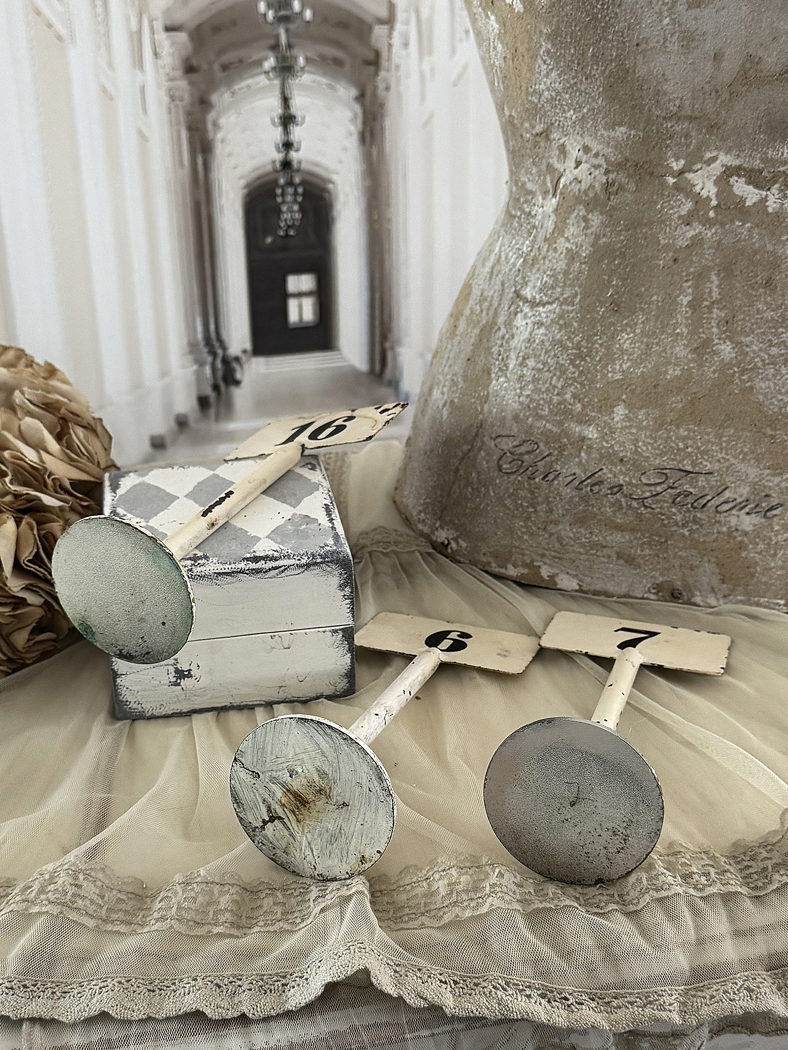 Seltene antike Tischzahlen aus Frankreich mit Originalzahlen und Patina***