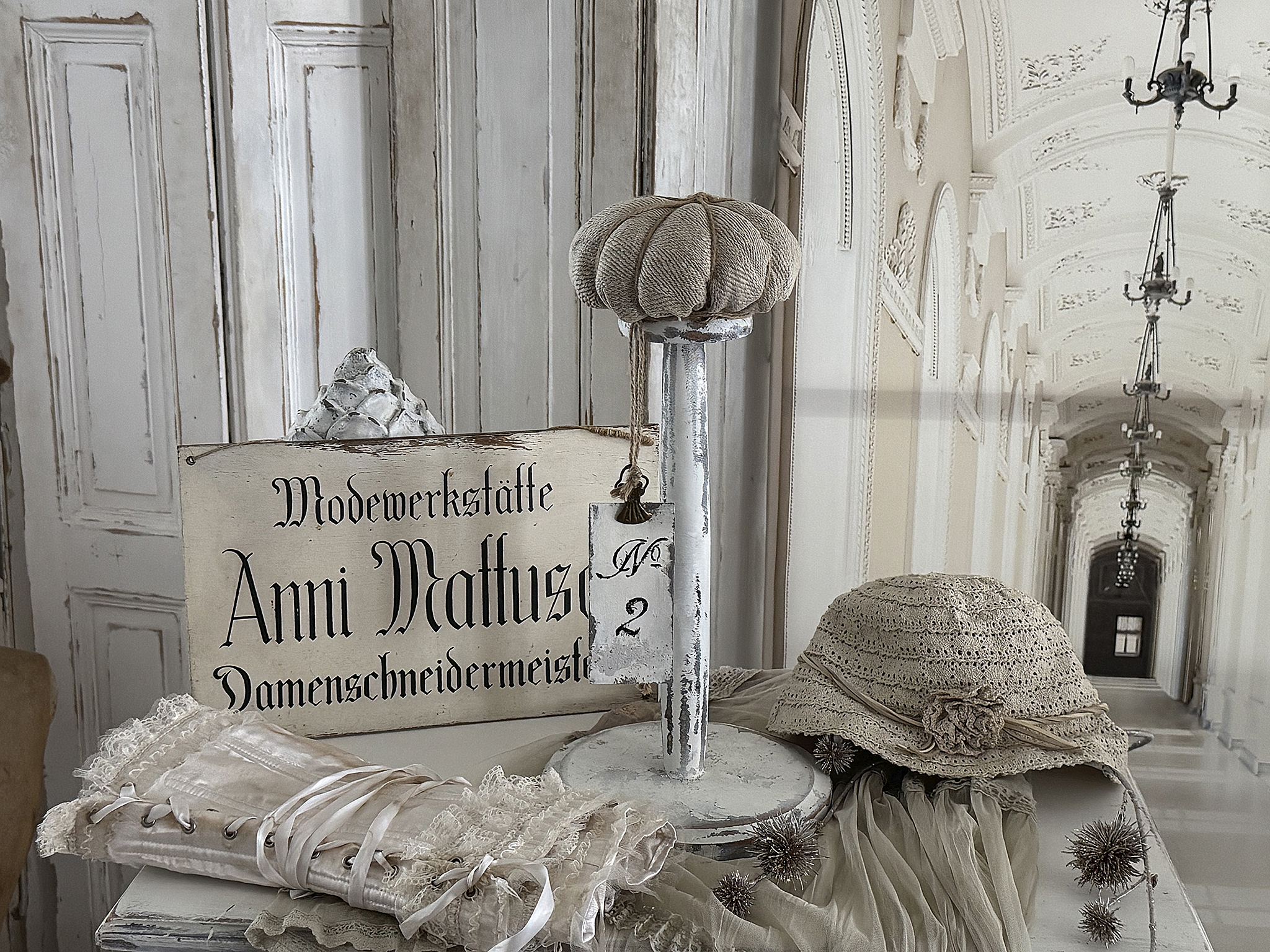  Alter, charmanter Hutständer im weißen Shabby-Kleid***