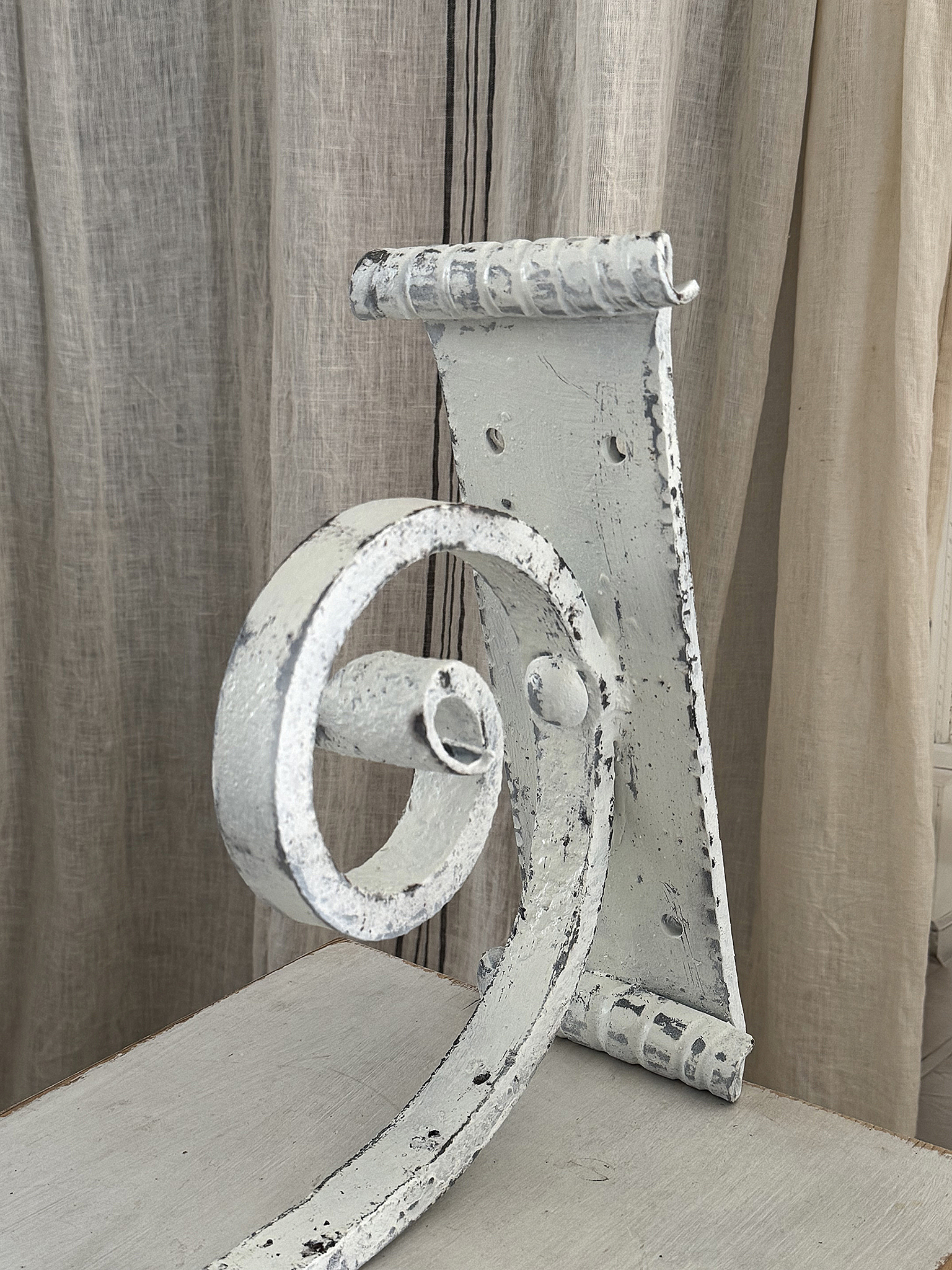 Antiker Wandausleger aus Gusseisen – imposantes Shabby-Unikat***