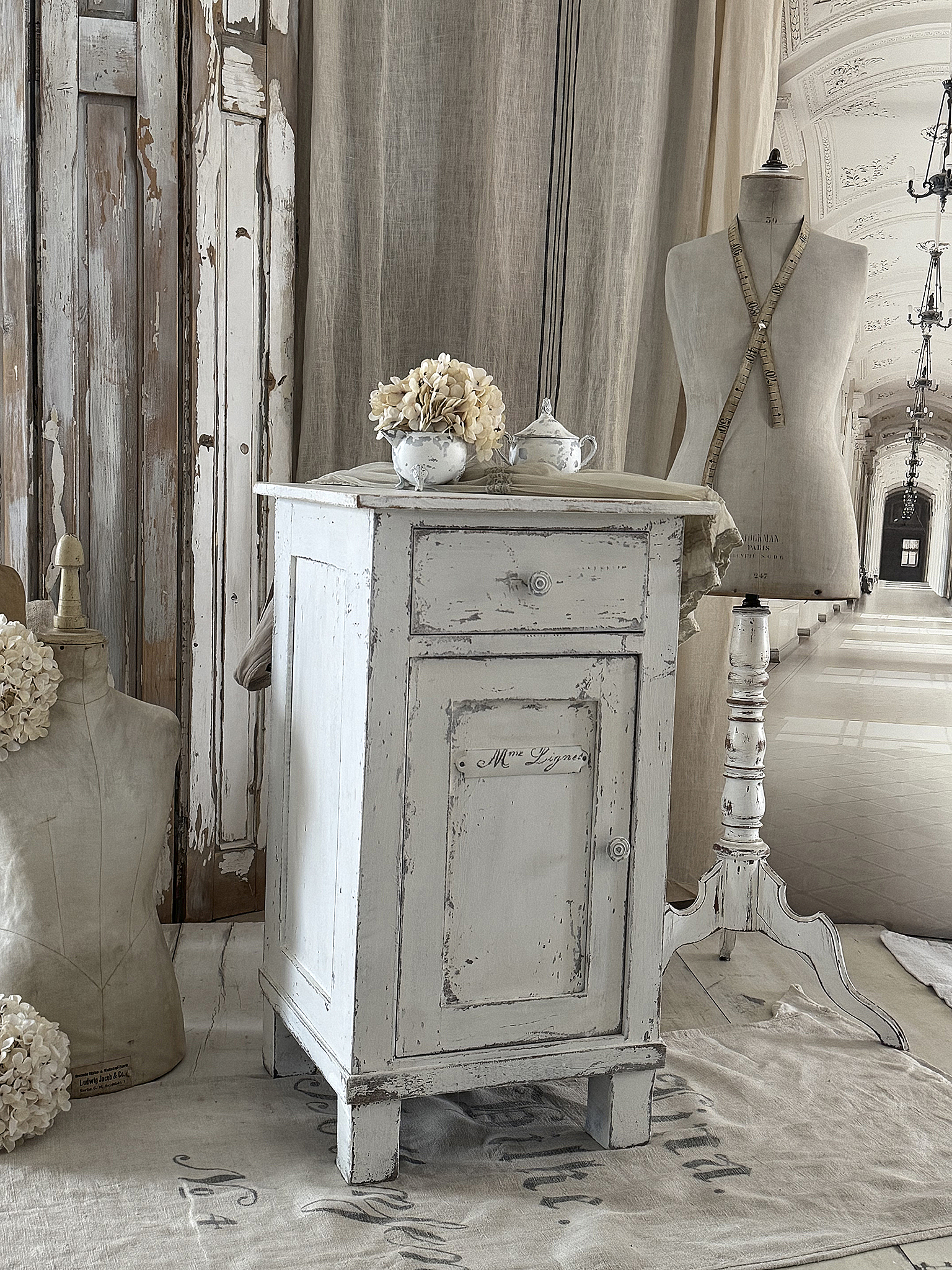 Altes Shabby-Schränkchen „Madame Ligness“***