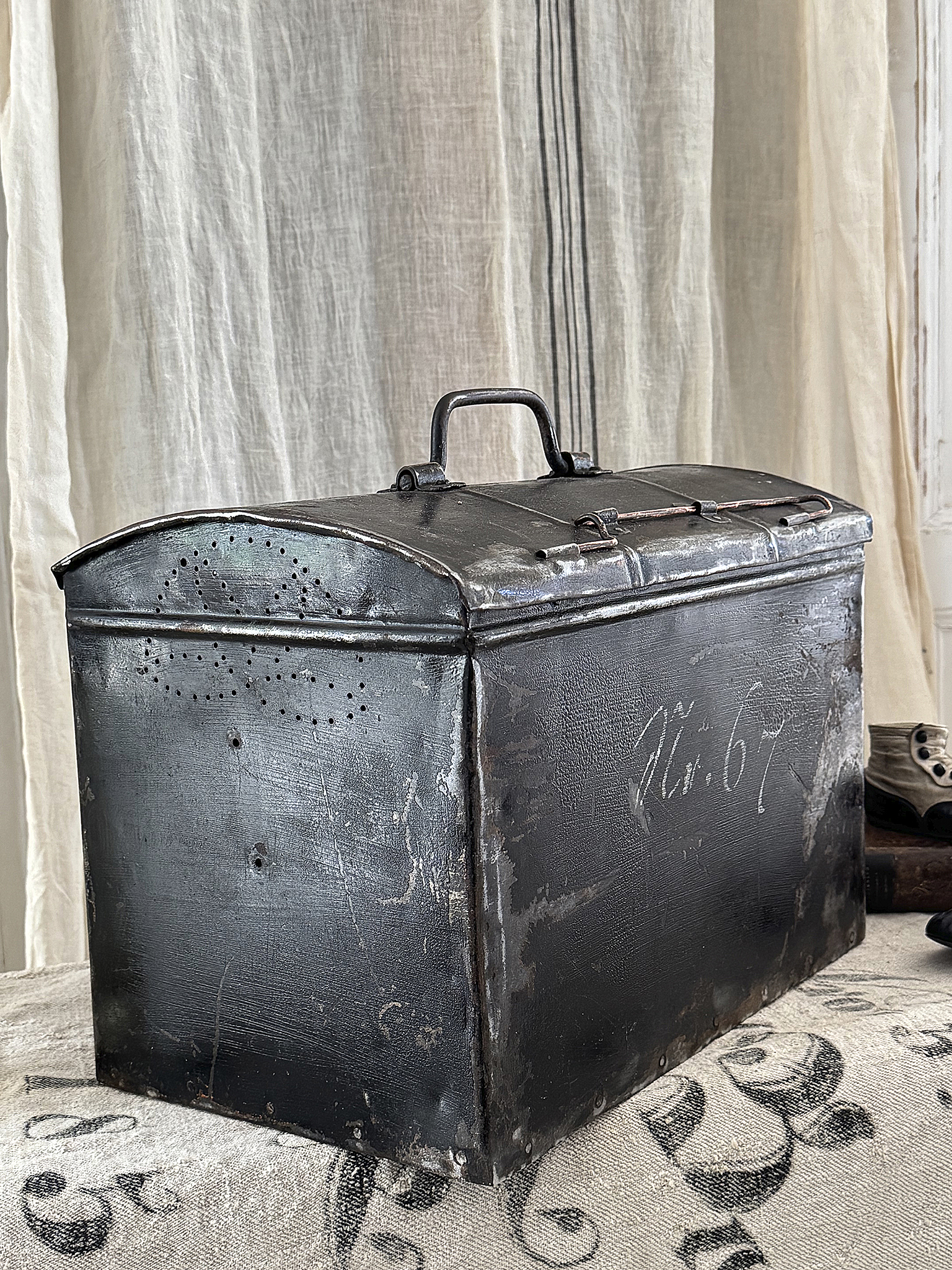 Charmante alte Metallkiste im schwarzen Originallack mit Patina***