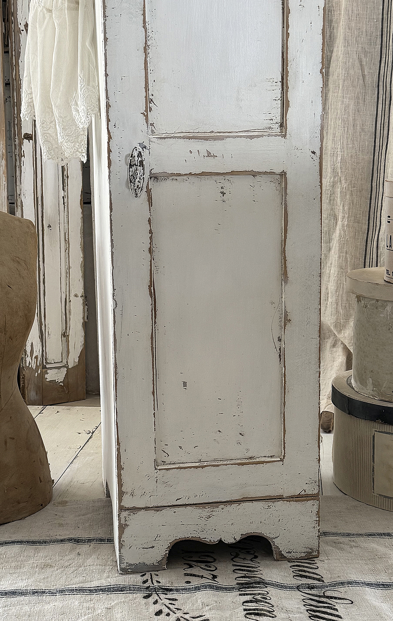 Zauberhafter antiker Hochschrank aus Vollholz – Shabby Chic Vintage-Unikat***