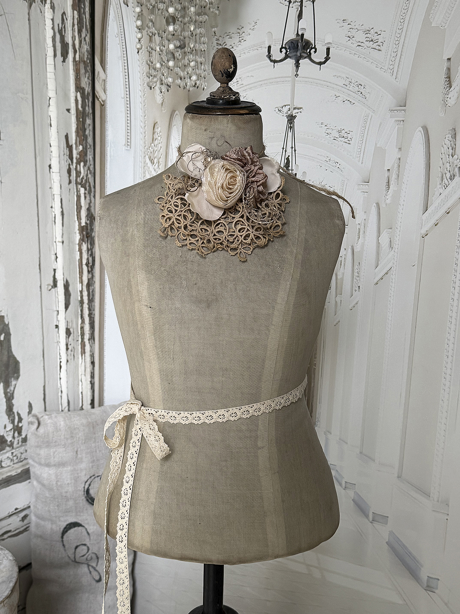 Zuckersüße antike Kinderschneiderpuppe – romantisches Original mit Vintage-Charme