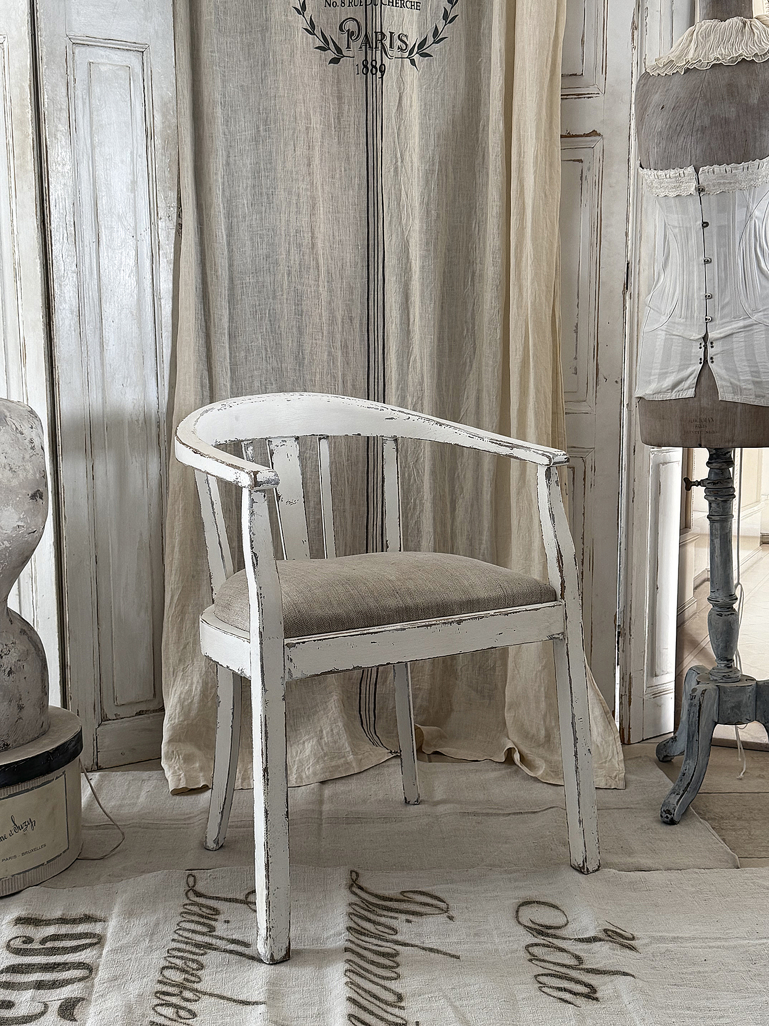 Antiker Armlehnstuhl im Shabby Chic mit Leinensack – Vintage-Liebhaberstück***