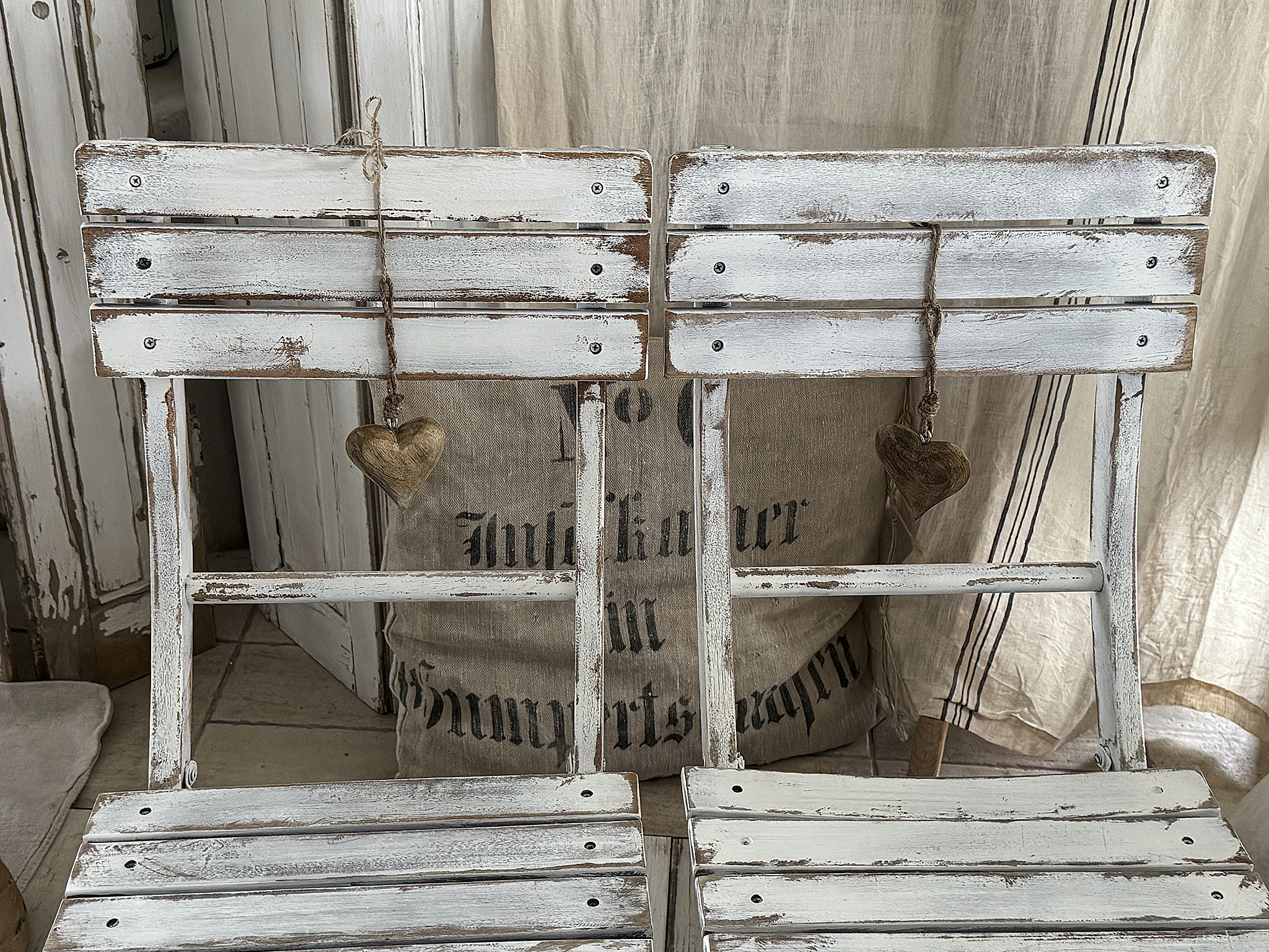 Alter, süßer Klappstuhl im weißen Shabby-Kleid – ein Vintage-Liebling mit Herz***