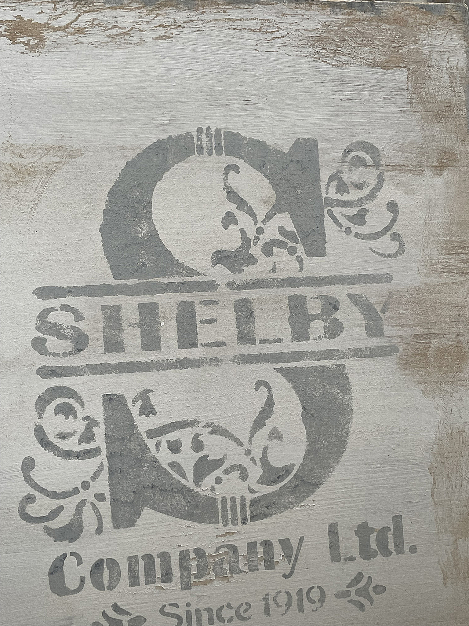 Dekoratives Vintage-Schild mit dem Logo der Shelby Company Ltd. und dem Gründungsdatum 1919.