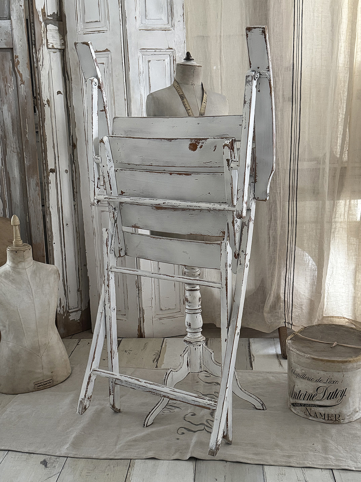 Alter bequemer Klappstuhl im Shabbykleid***