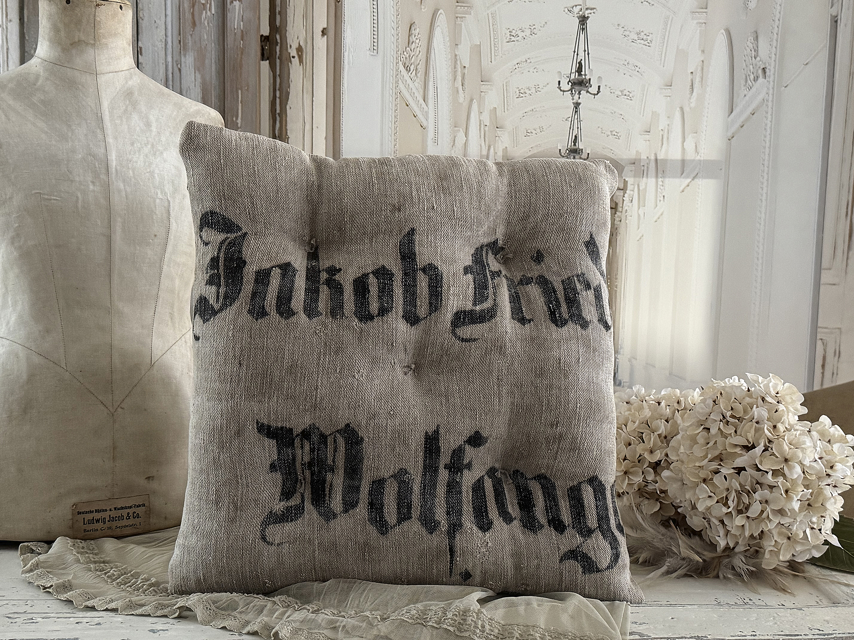 Vintage- Stuhlkissen aus antikem Mehlsack – mit Originaldruck***