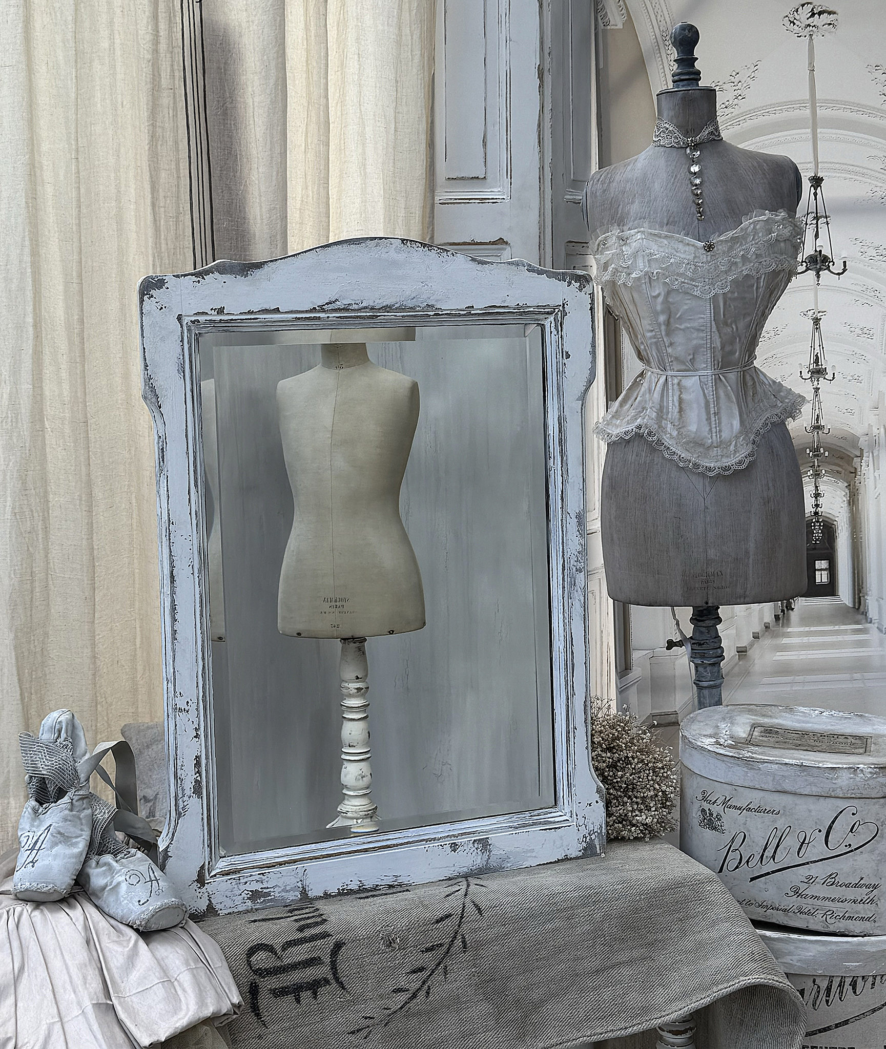 Stylische Mannequins und Vintage-Deko in einem eleganten Raum Mannequins und elegante Deko in einem stilvollen Innenraum mit Vintage-Charme