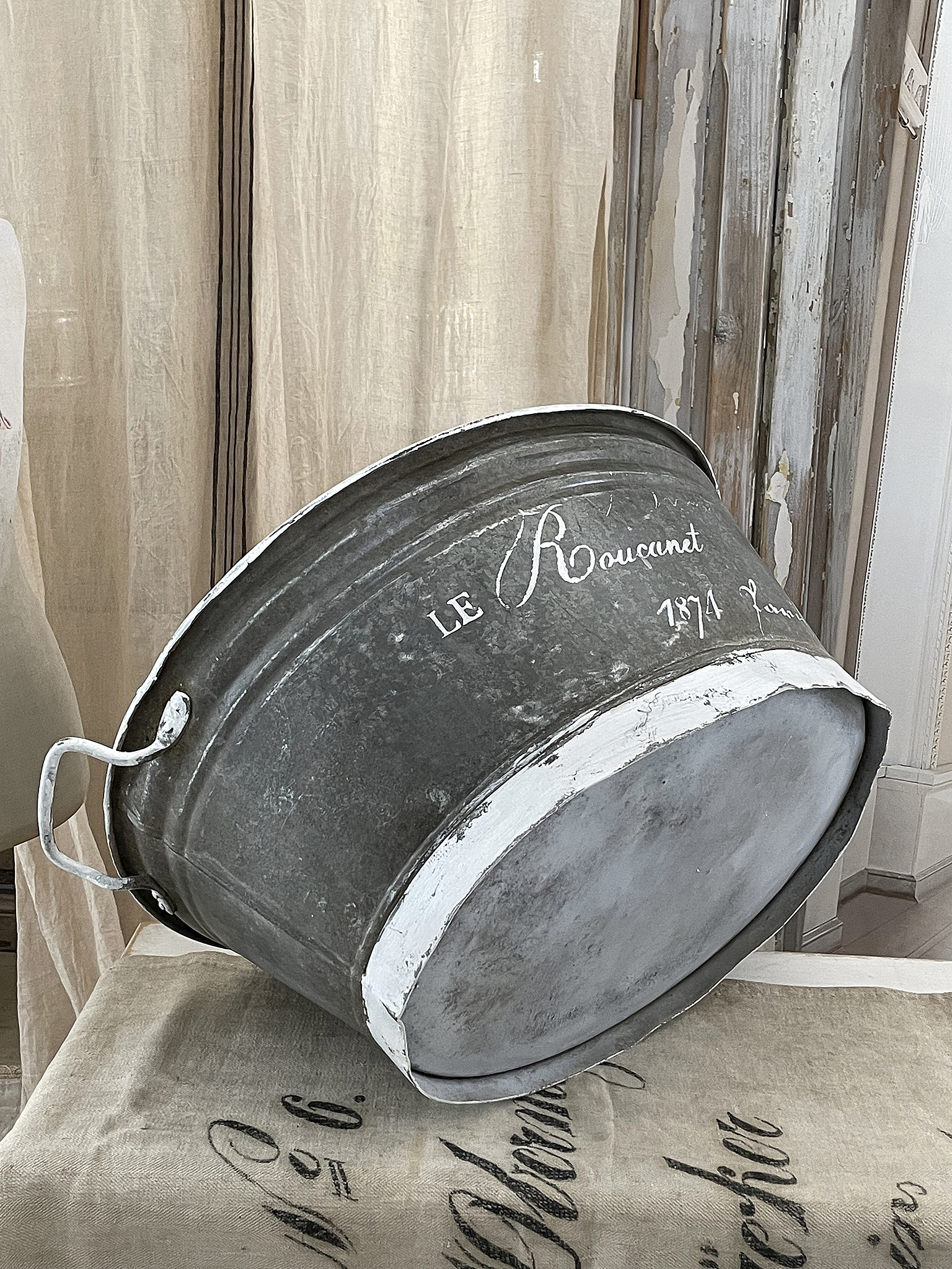Antiker Metall-Eimer mit nostalgischem Schriftzug Metall-Eimer mit dem Schriftzug 'LE Roucant 1874', ideal für Dekoration oder als vintage Aufbewahrung