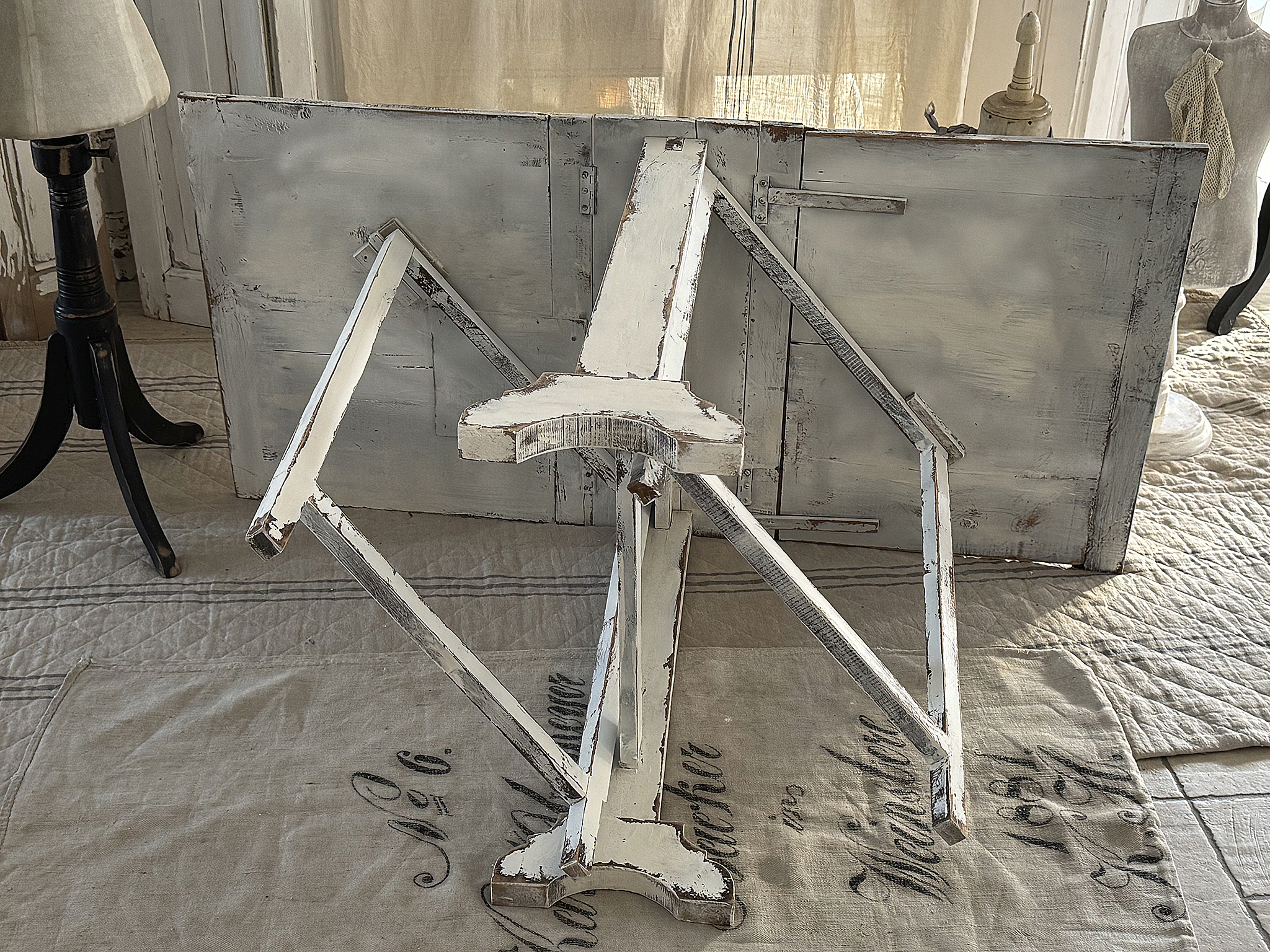 Antiker Klapptisch im Original-Vintage-Kleid