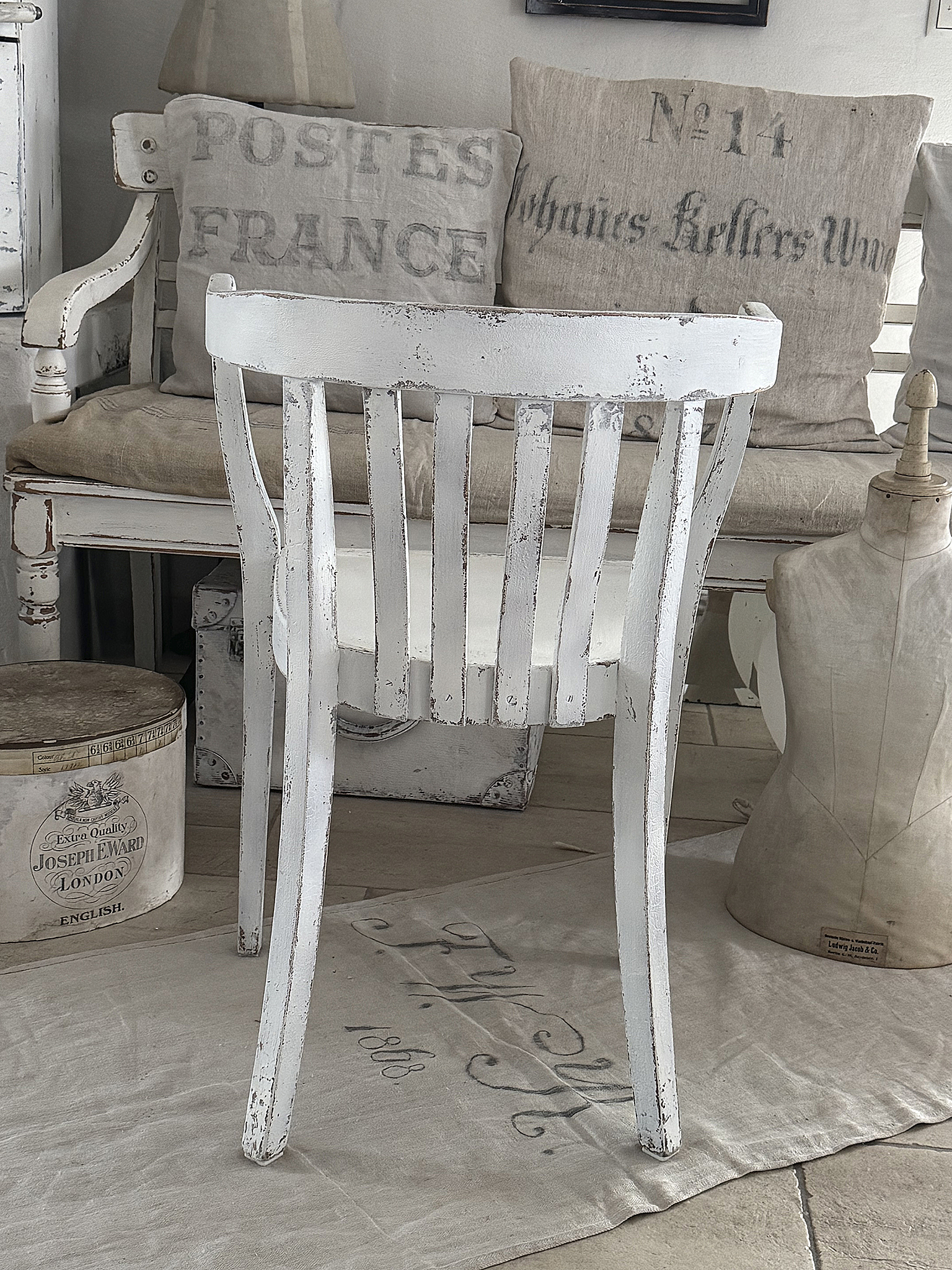 Alter Armlehnenstuhl Bauhaus im weißen Vintagekleid***