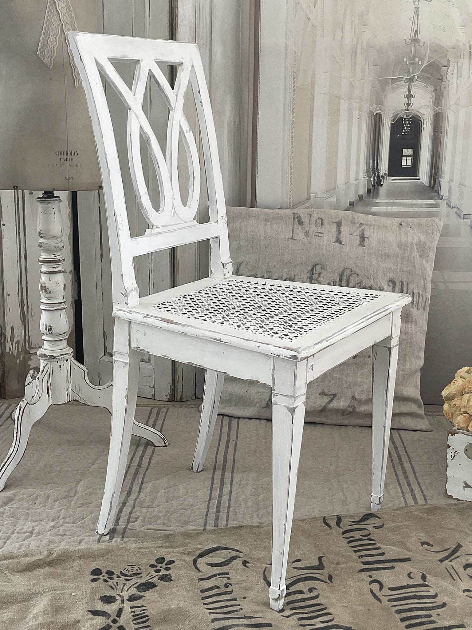 Klassischer weißer Stuhl mit geflochtenem Sitz Eleganter antiker Stuhl in Weiß, ideal für stilvolle Wohnräume