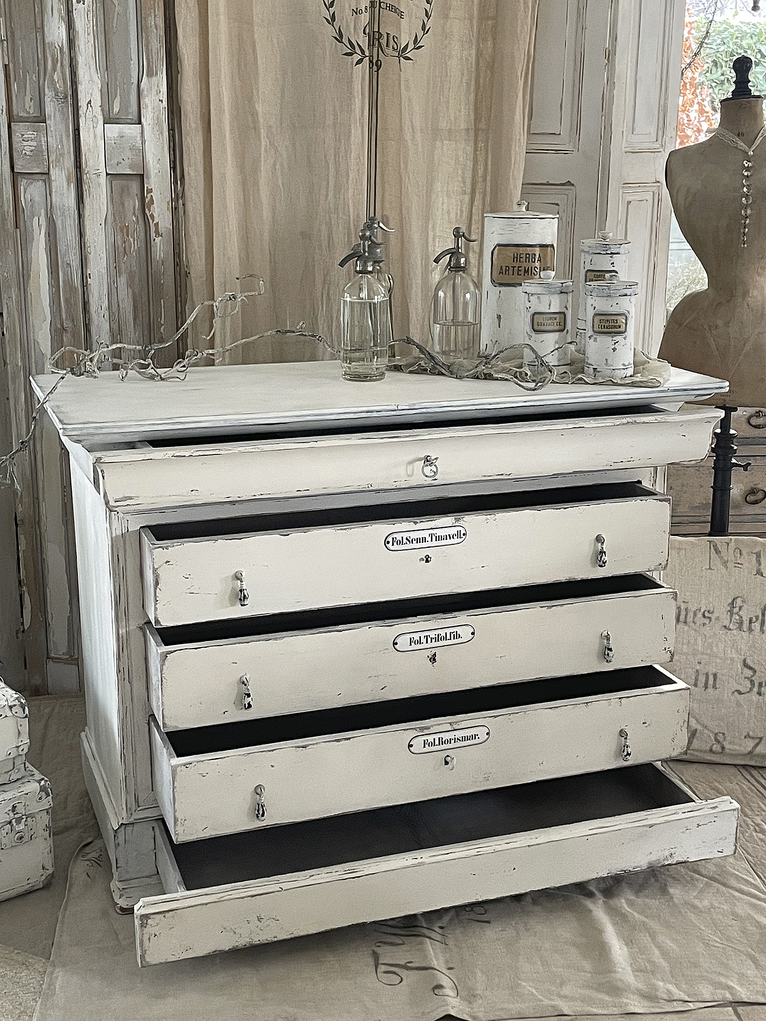Vintage Schubladenschrank mit vier Schubladen und antiker Dekoration