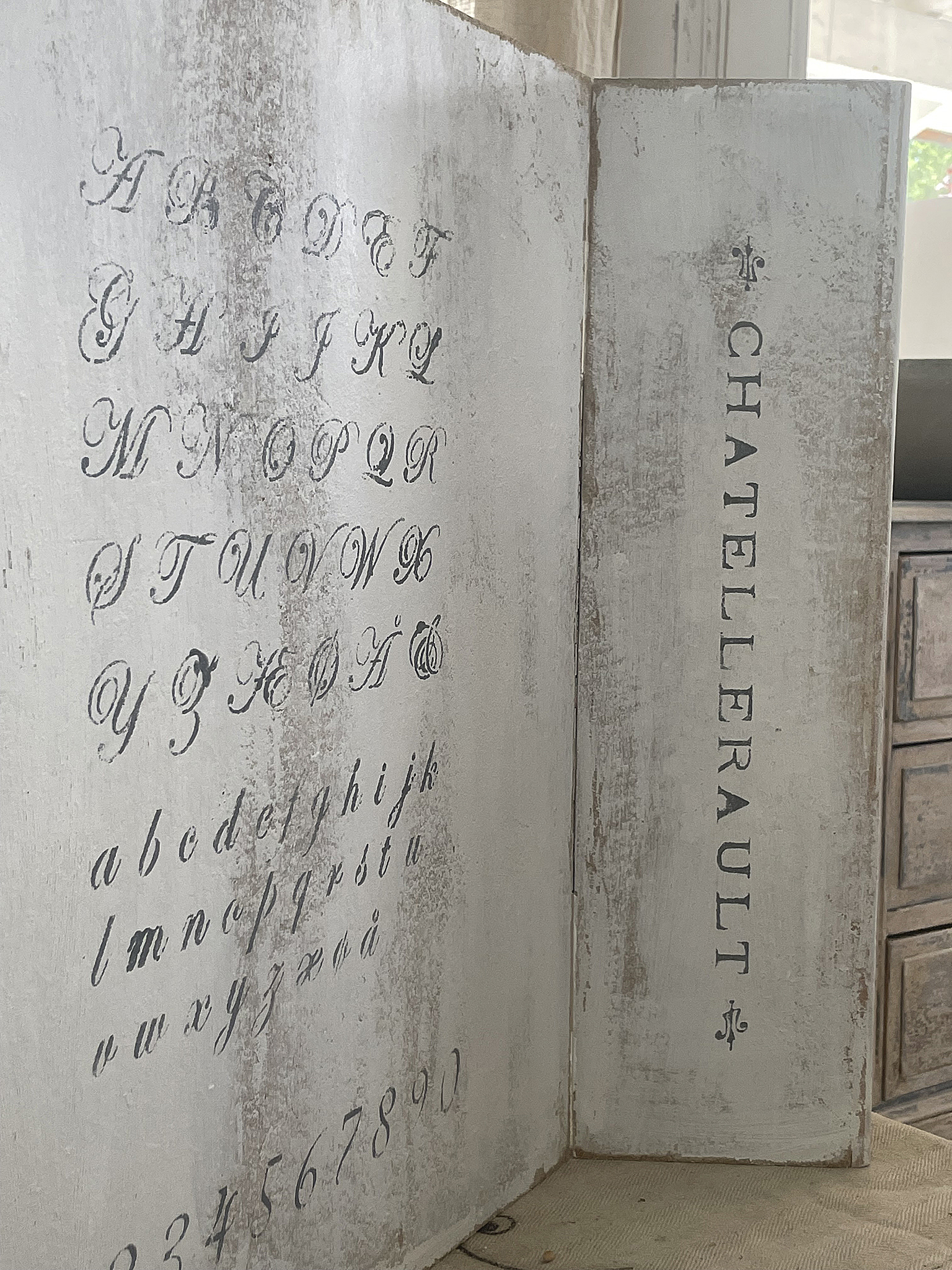 Alte Buchseite mit alphabetischen Lettern und Zahlen, nostalgisches Design