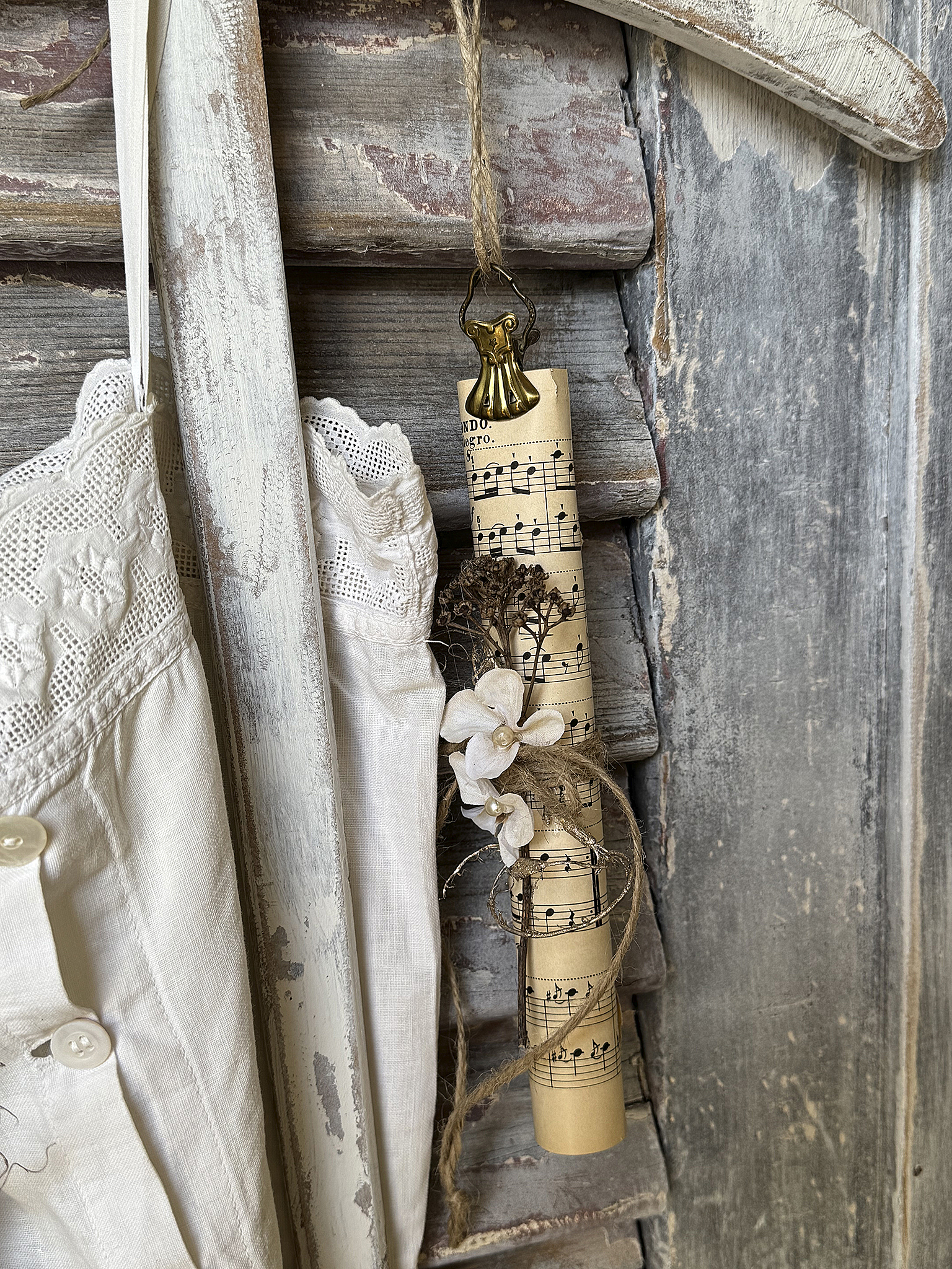 Holzbügel aus Frankreich mit Kinder-Leinenkleid und Notenblättern***