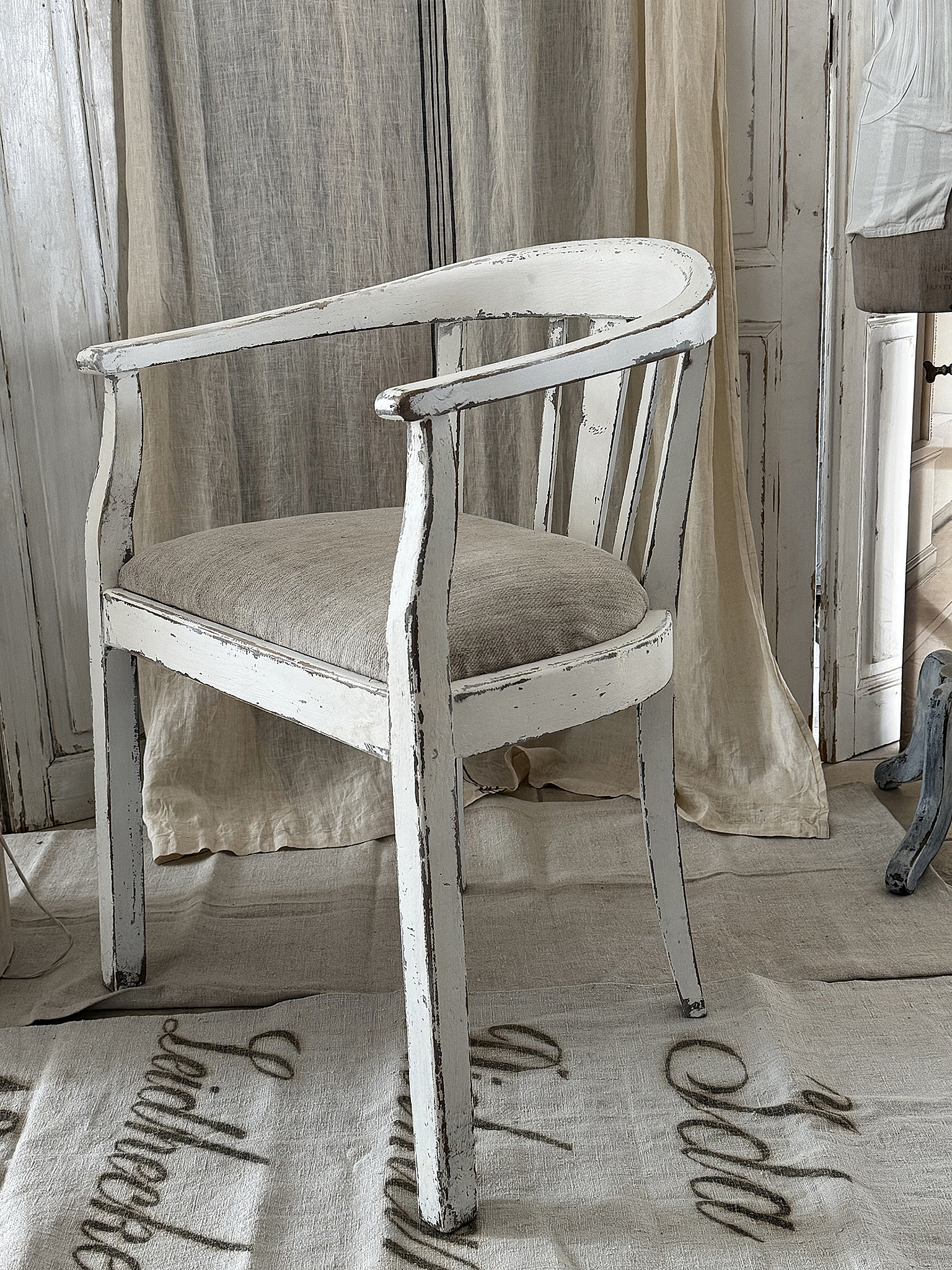 Antiker Armlehnstuhl im Shabby Chic mit Leinensack – Vintage-Liebhaberstück***