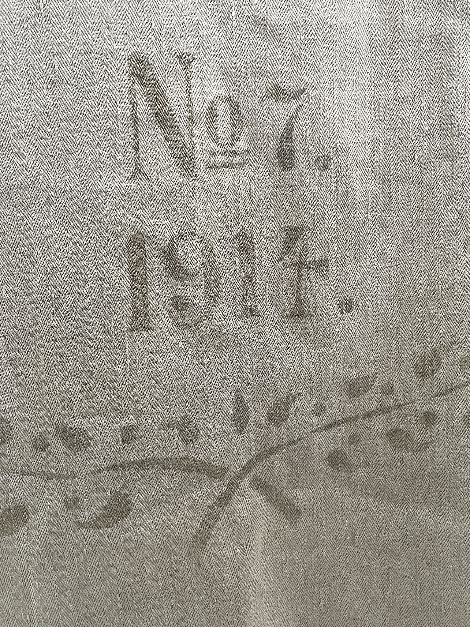 Historisches Stoffmuster mit der Aufschrift No. 7, 1914 Detailaufnahme eines historischen Stoffes mit der Jahreszahl 1914 und dekorativen Pflanzenmustern.