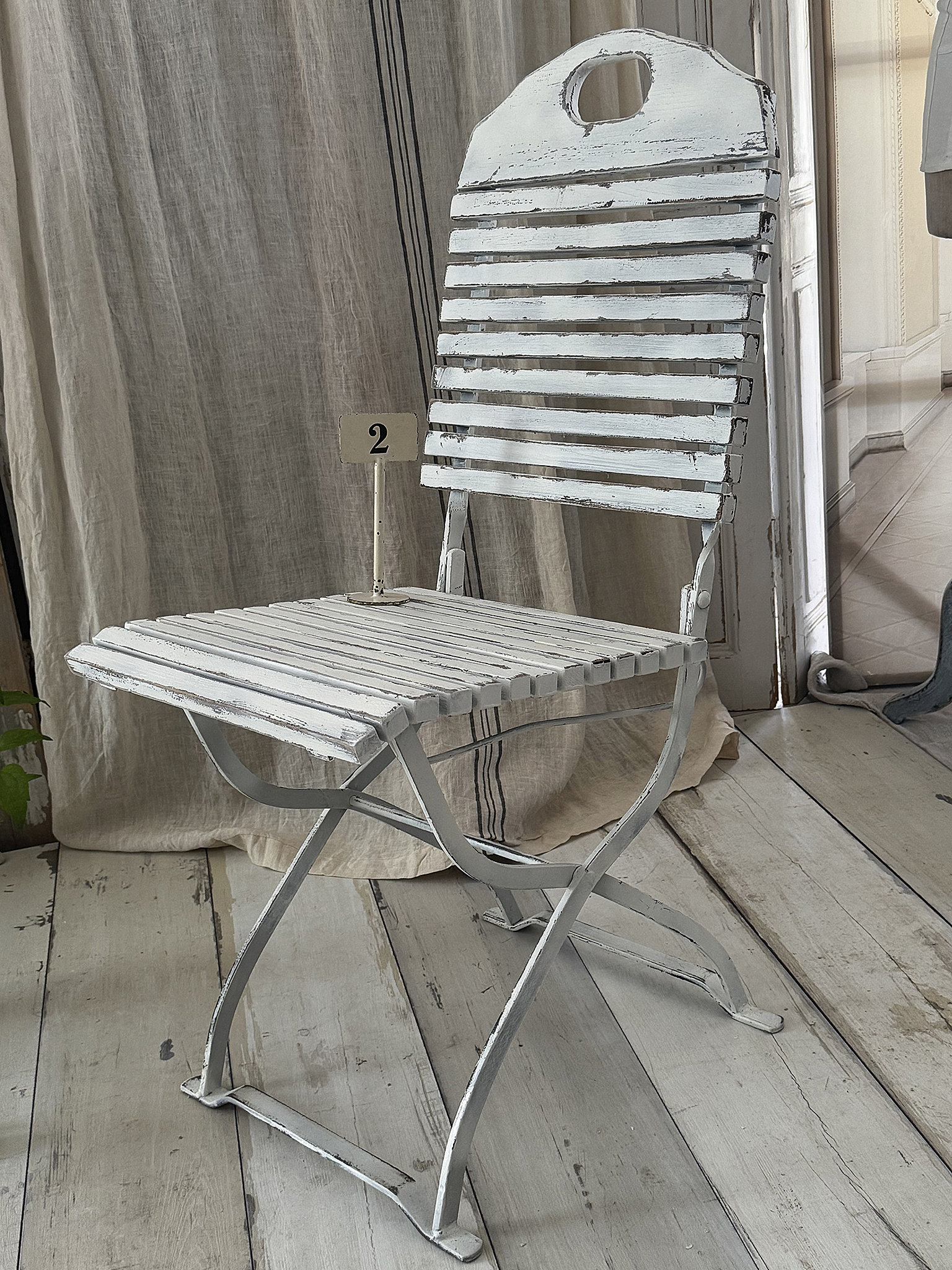 Charmante ältere Gartenstühle im mattweißen Shabby-Chic***