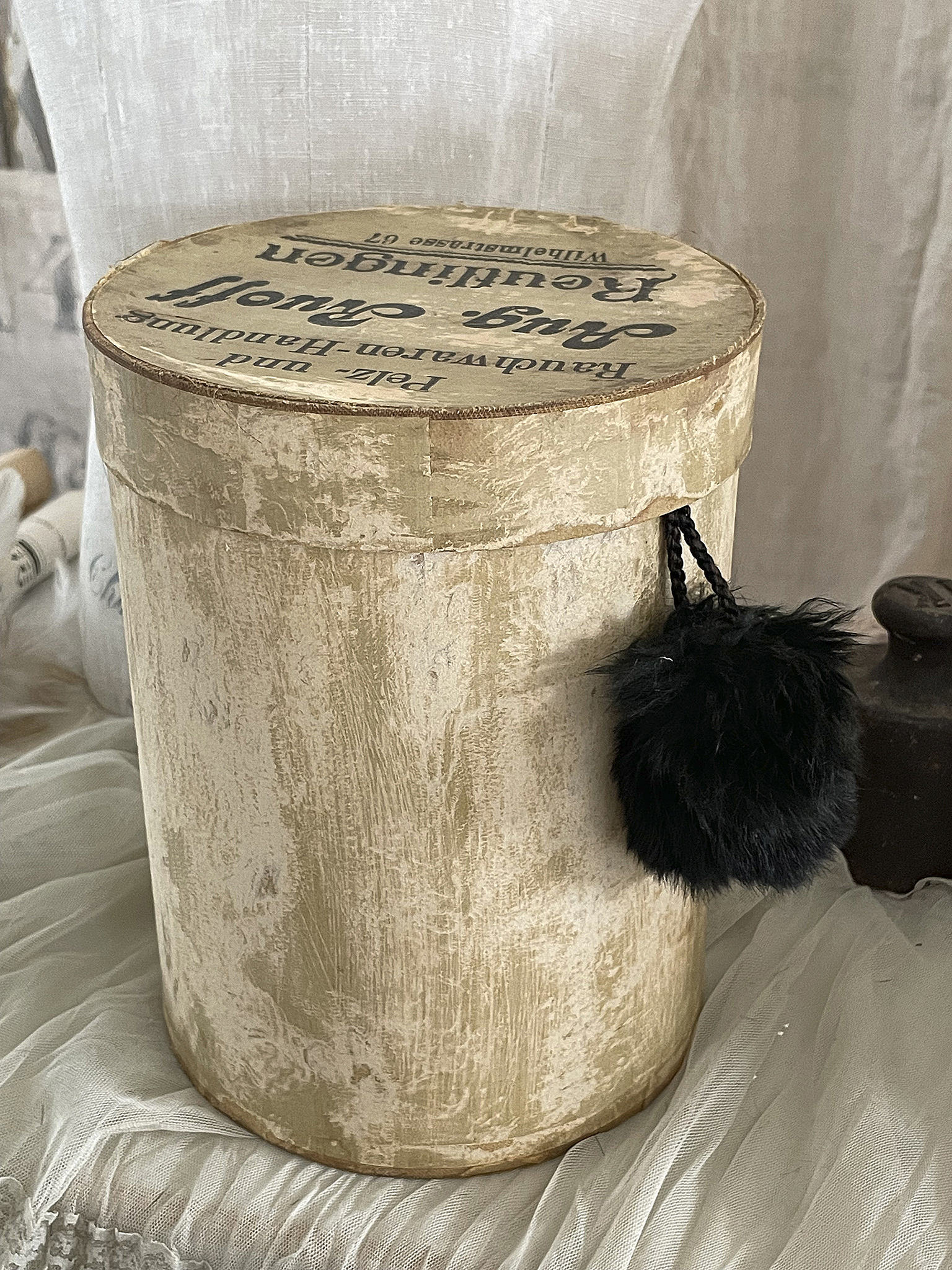 Dekorativer Aufbewahrungshüter mit Fellpompon Kreisrunde Holzbox mit antikem Design und schwarzem Fellpompon