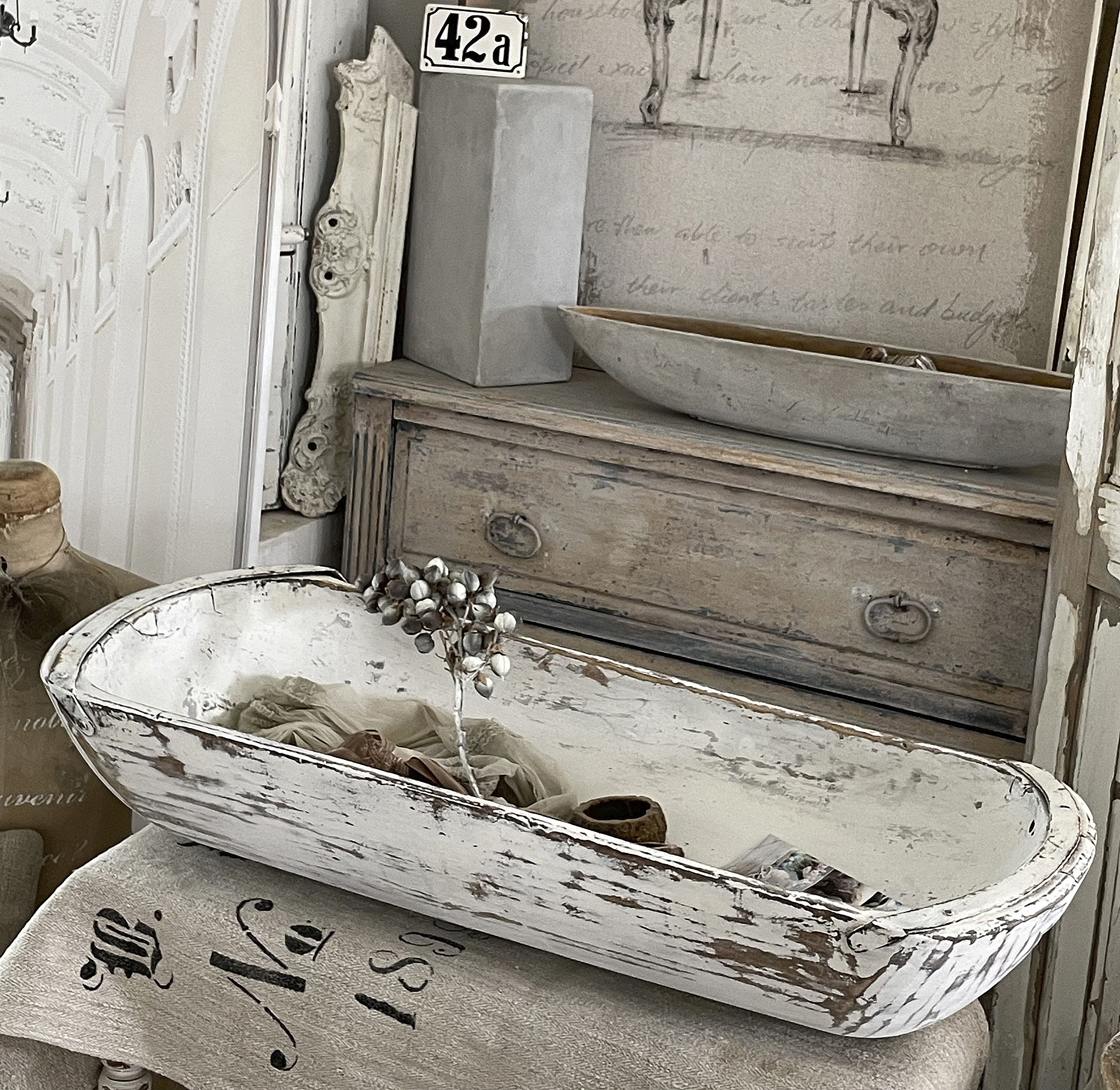 Rustikales Dekoobjekt in weißem Vintage-Look Dekorative Schale im Shabby-Chic-Stil auf einem Tisch
