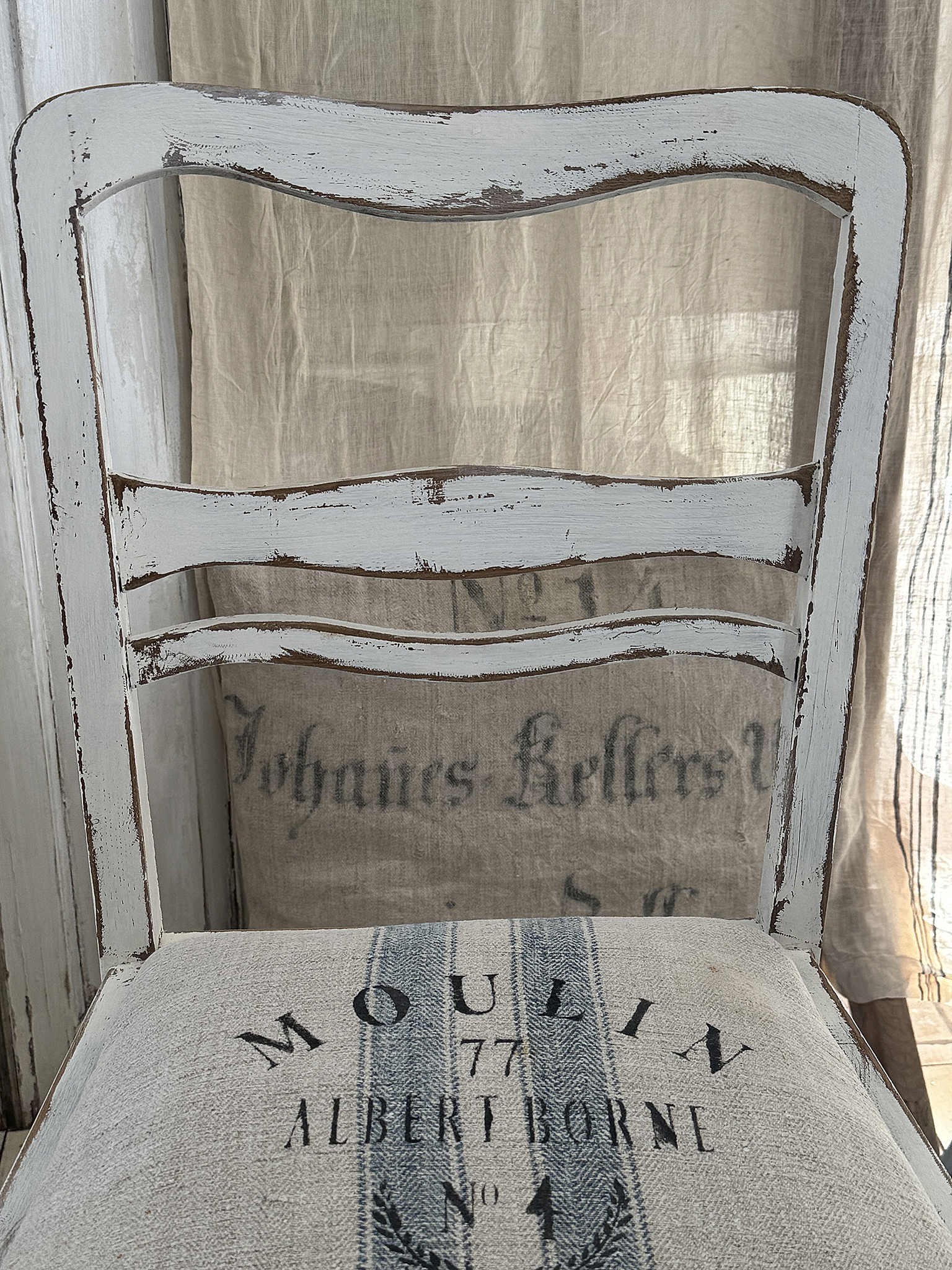 Alter Polsterstuhl mit Mehlsack Moulin***