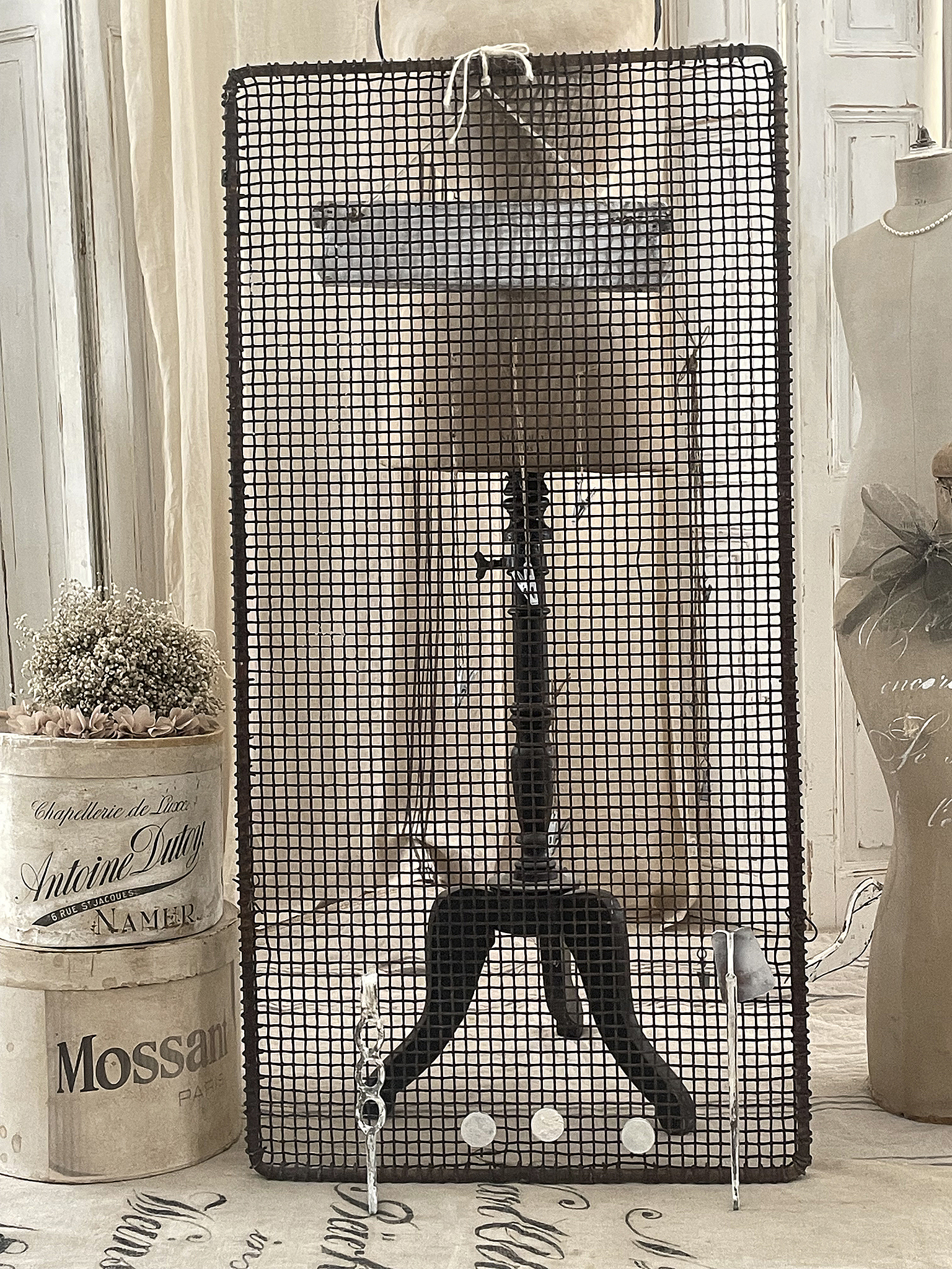 Vintage Kleiderständer mit Gitterstruktur für dekorative Zwecke Kleiderständer mit Gitter, präsentiert in einem stilvollen Arrangement