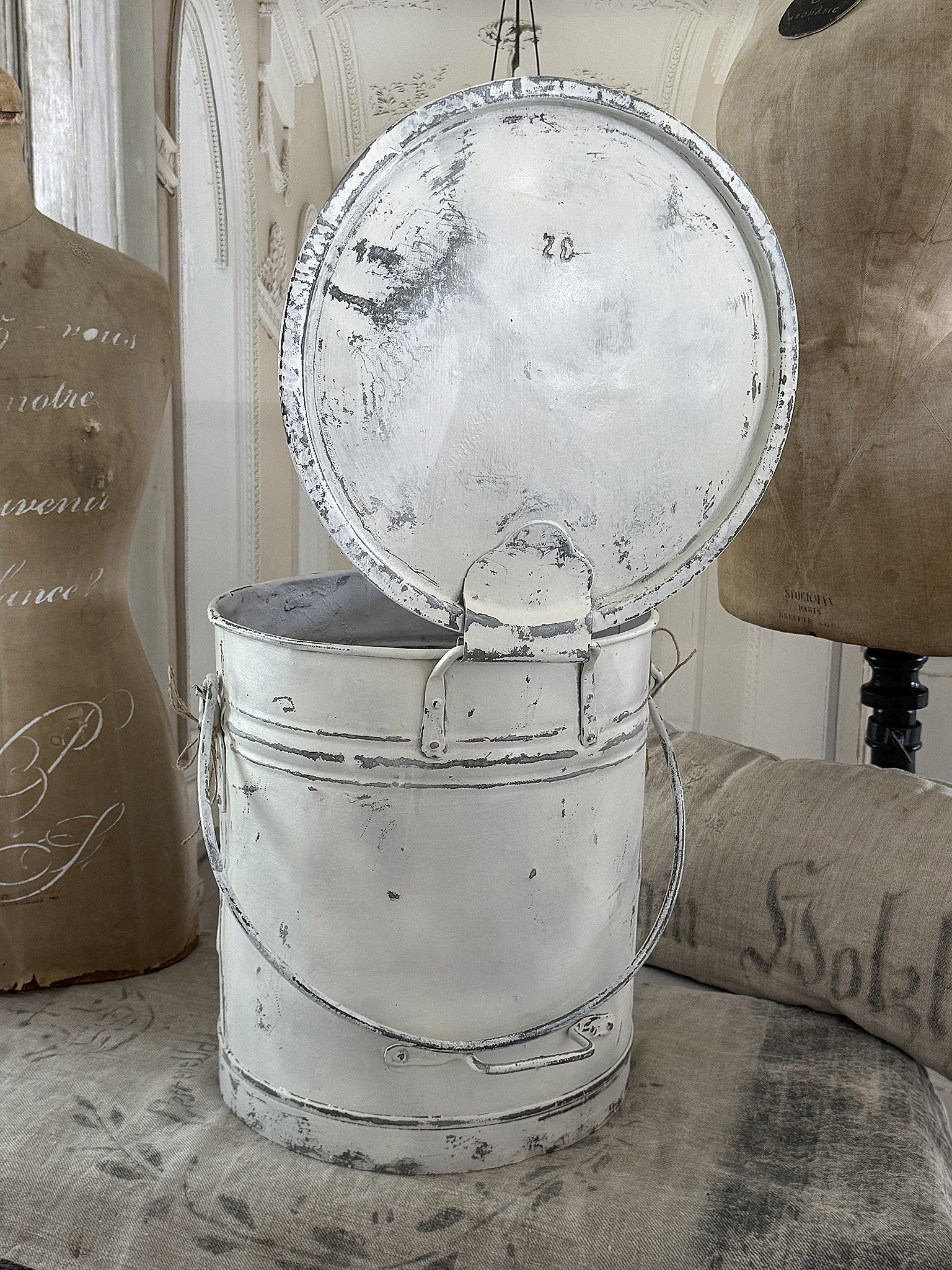 Alte Zinkmülltonne / Kohleneimer – im authentischen weißen Shabby Chic***