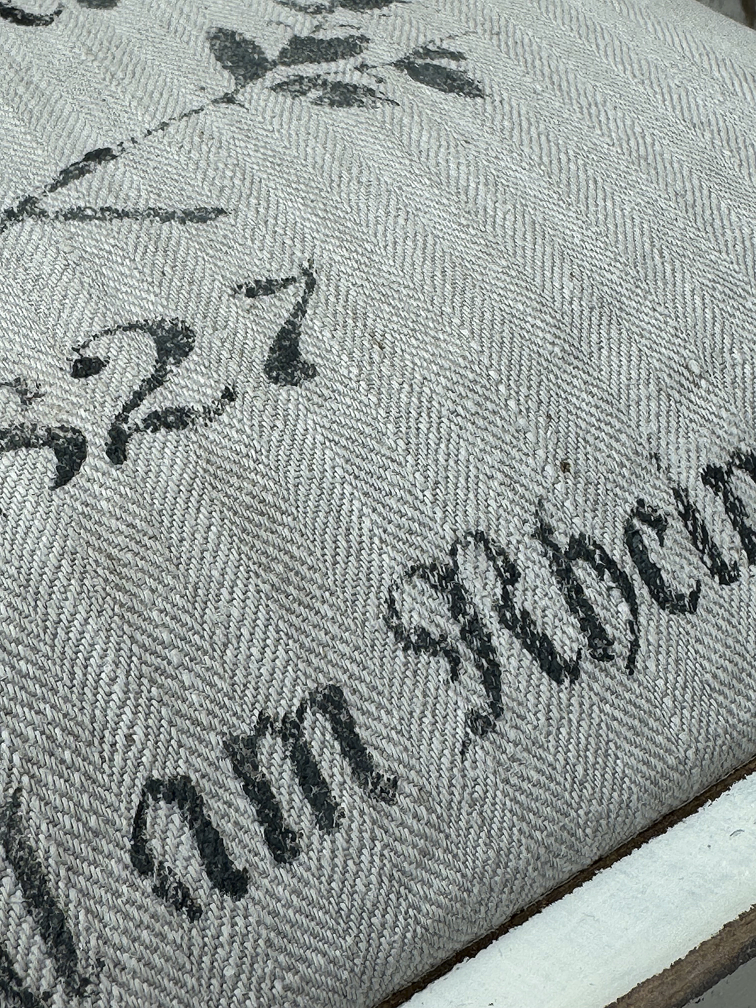 Alter Polsterstuhl mit Bezug aus altem Mehlsack***