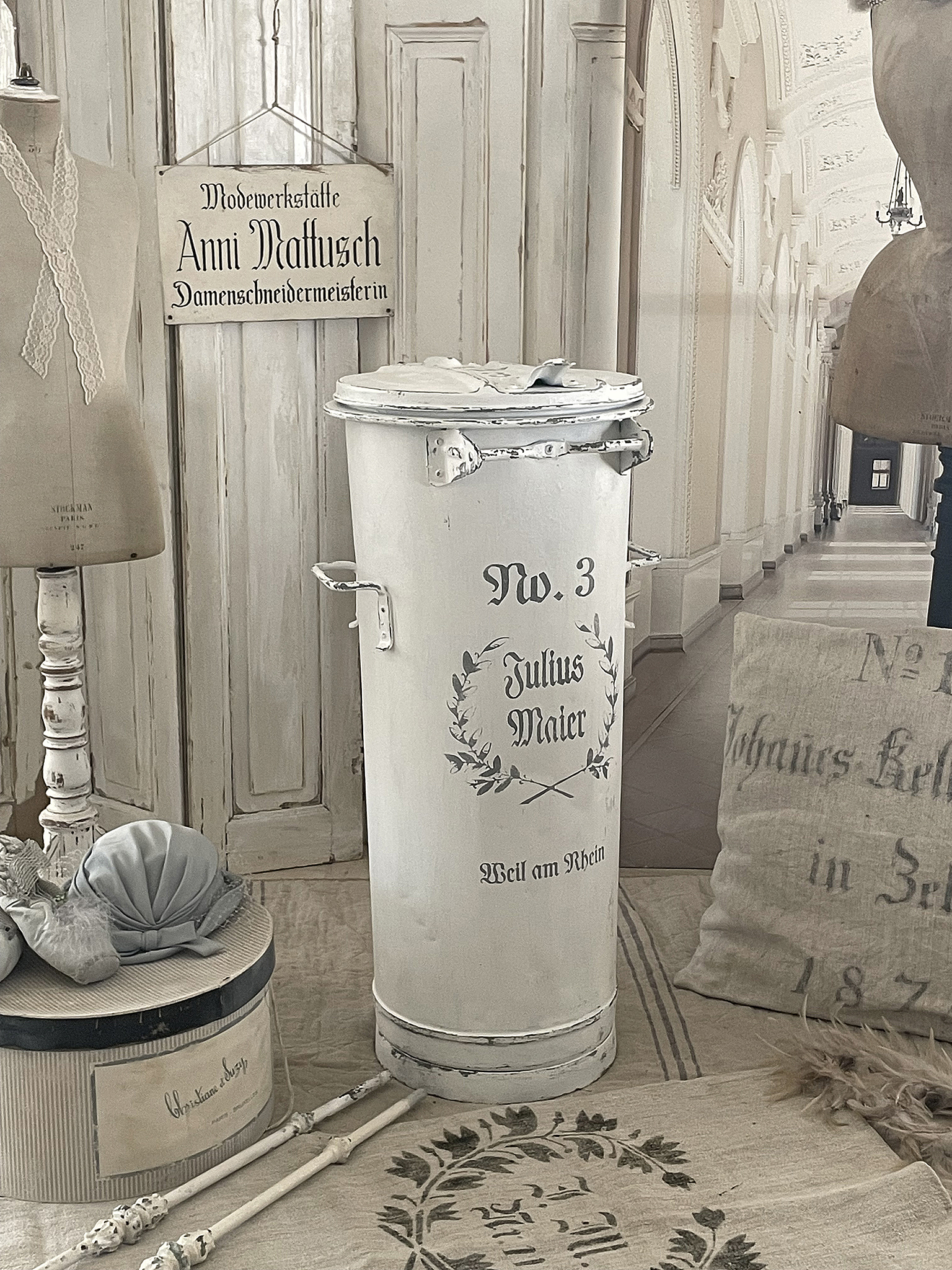 Vintage Dekorationsartikel im Atelier von Anni Mattusch Antiker Behälter mit der Aufschrift Julius Maier in einem Modeatelier