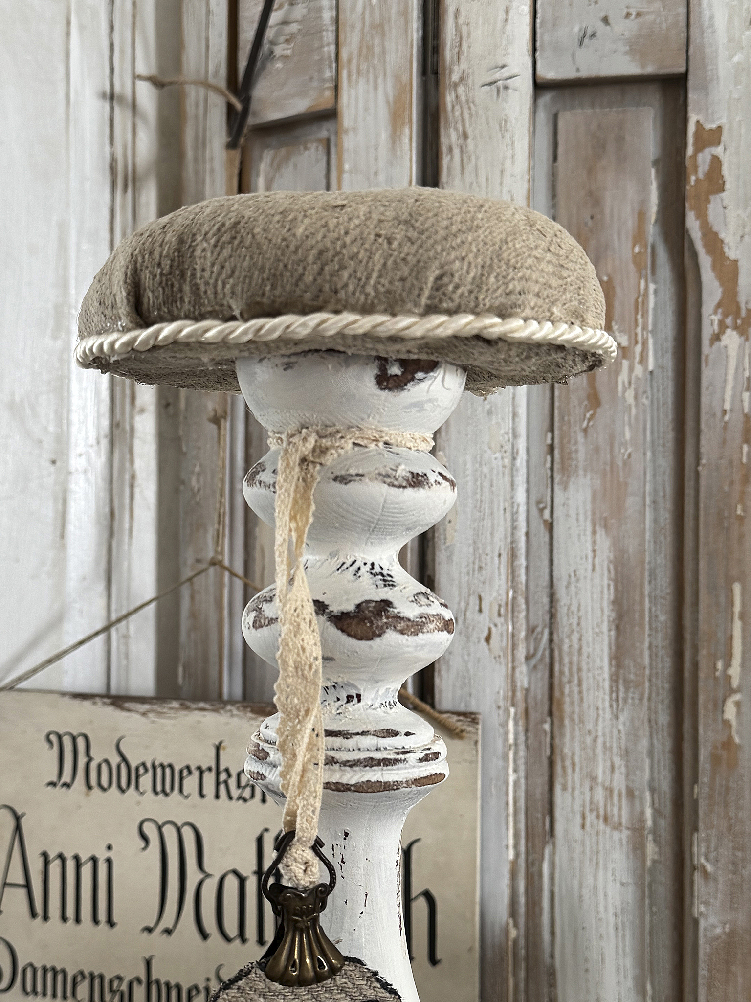 Alter, hoher Hutständer im weißen Shabby-Kleid***