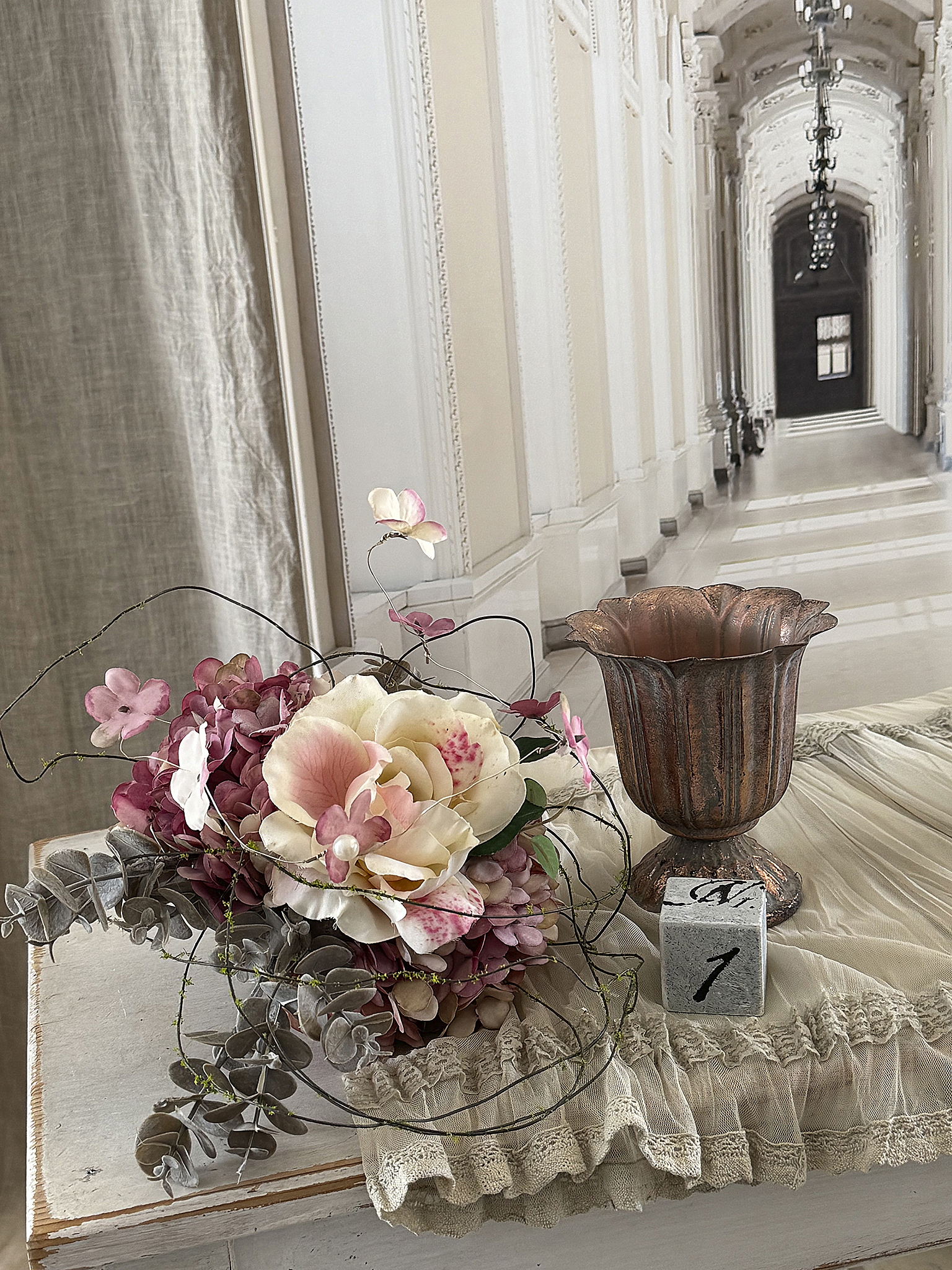 Handgearbeitete Seidensträuße mit Amphore***