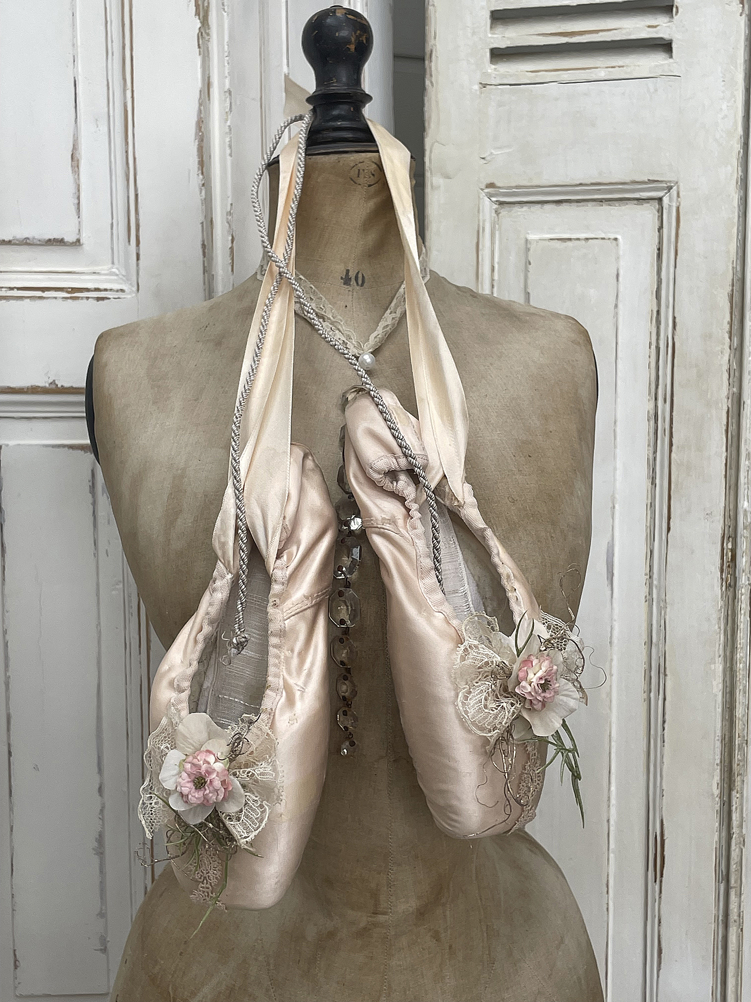 Alte Ballettschuhe Brocante mit Röschen und Spitze***