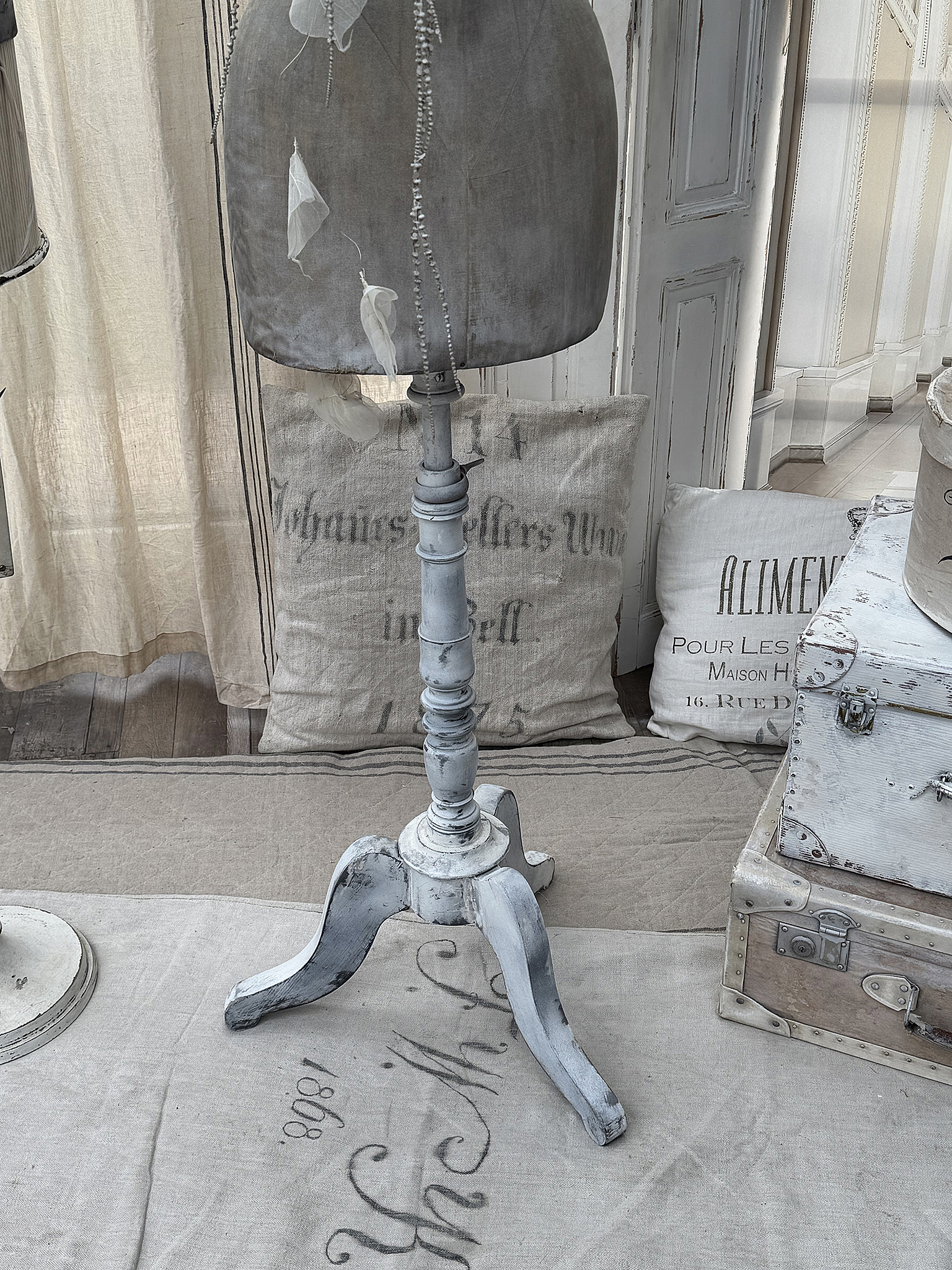 Elegante Stehlampe mit grauem Lampenschirm und vintage Stil Stehlampe mit grauem, bedrucktem Lampenschirm und verziertem Fuß in einem stilvollen Raum
