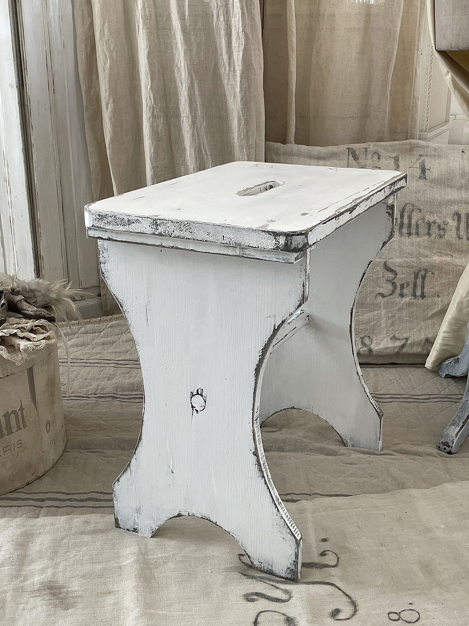 Antiker Shabby-Hocker mit Eingriff***  