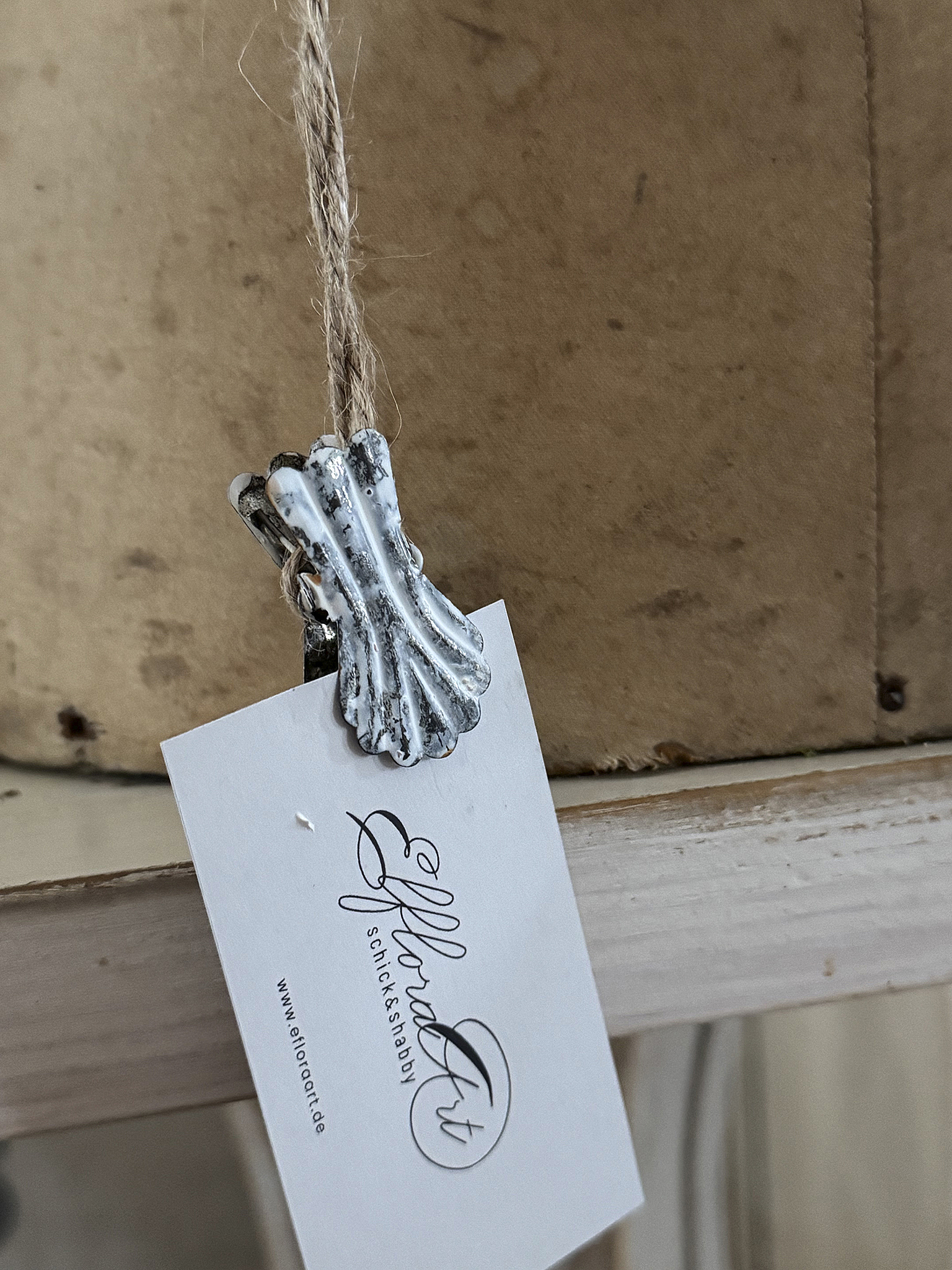  Süße, filigrane Hakenleiste im weißen Shabby-Kleid – ein herziger Blickfang***